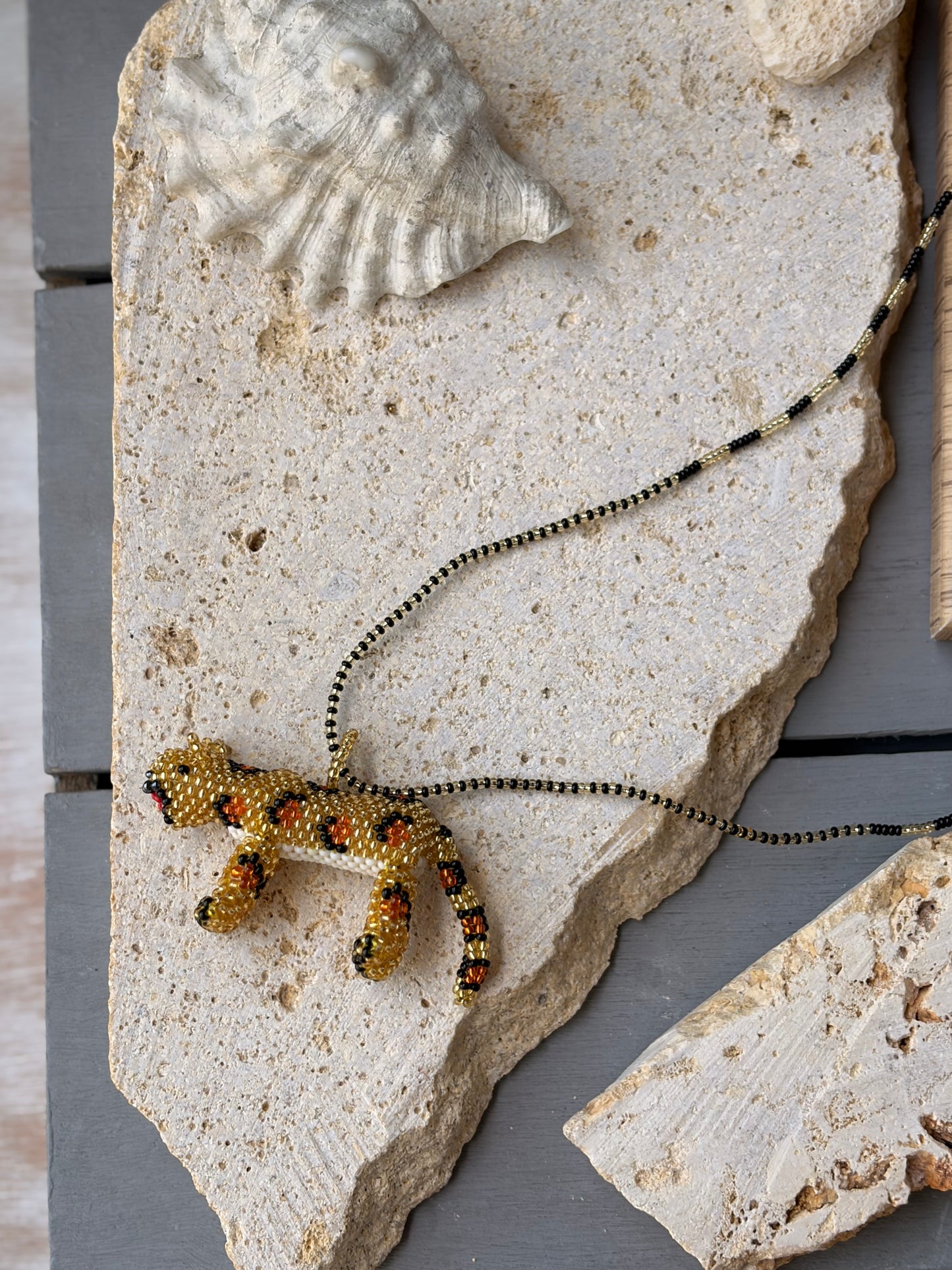 Collar largo tejido jaguar