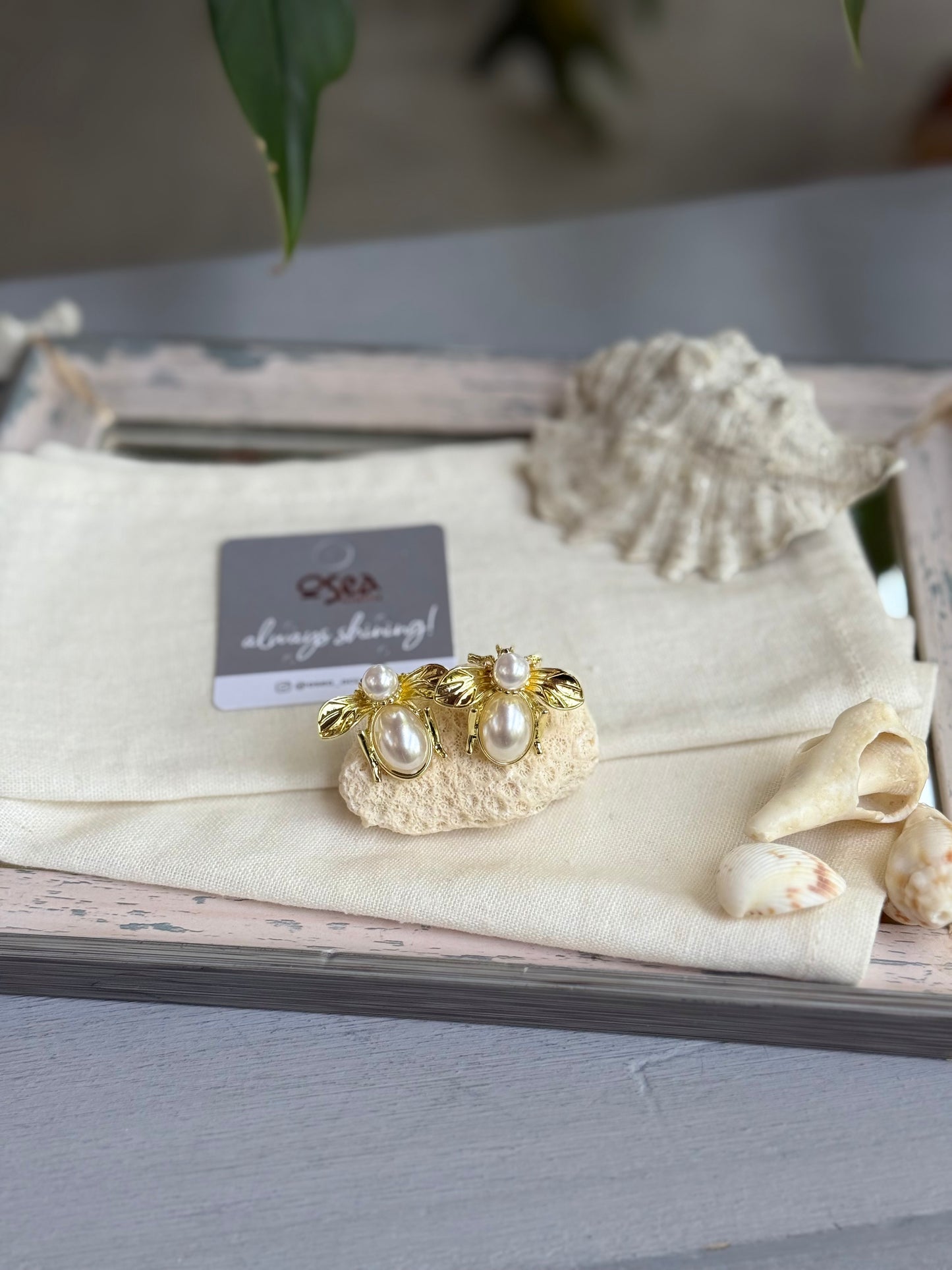 Topos rodinados de abeja con perlas