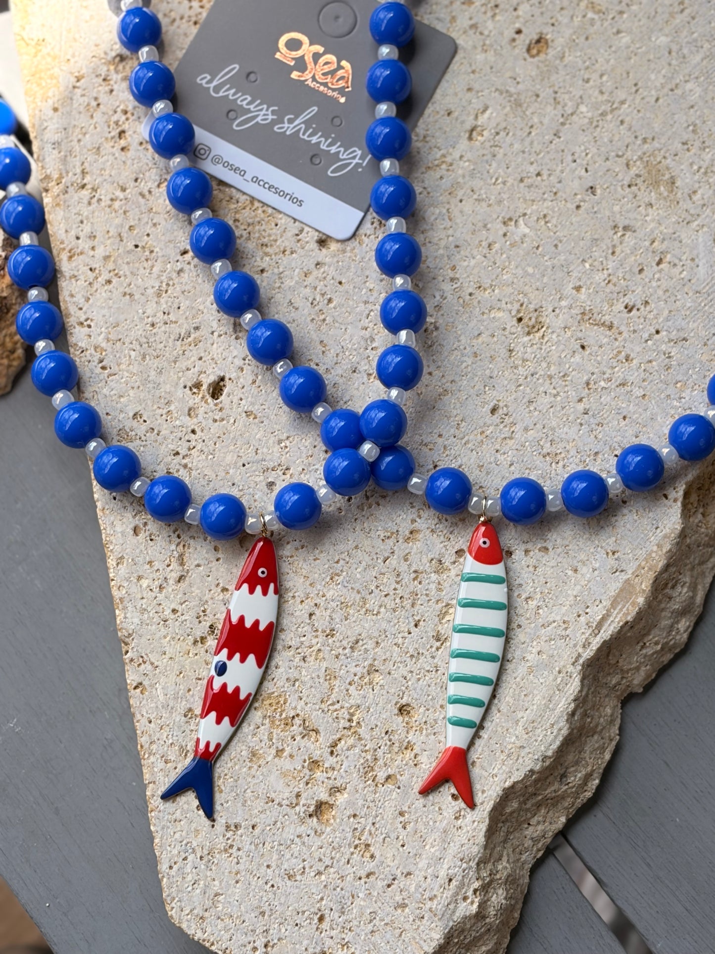 Collar bolas azules mostacillas dije pez