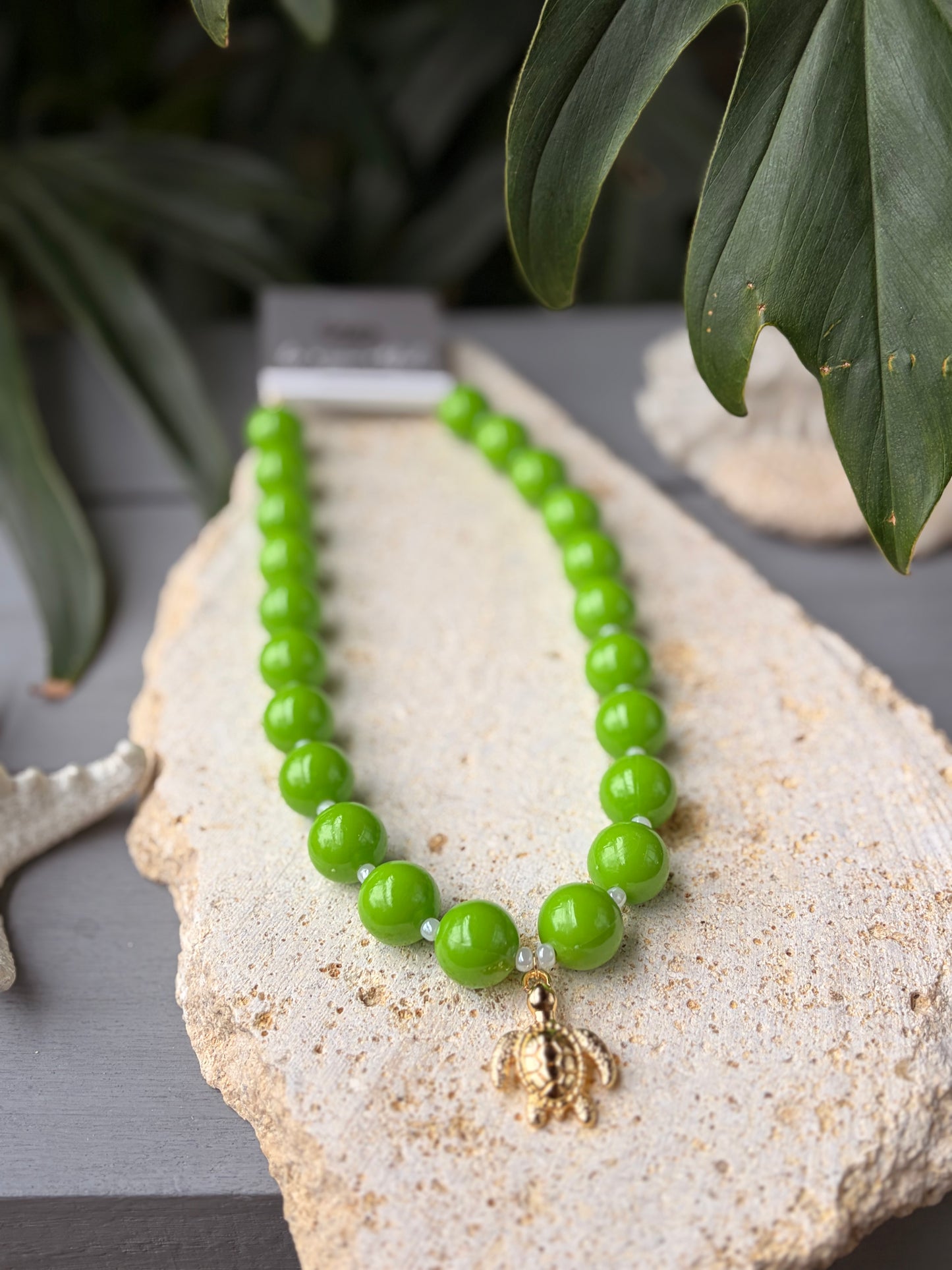 Collar bolas verde dije tortuga de mar