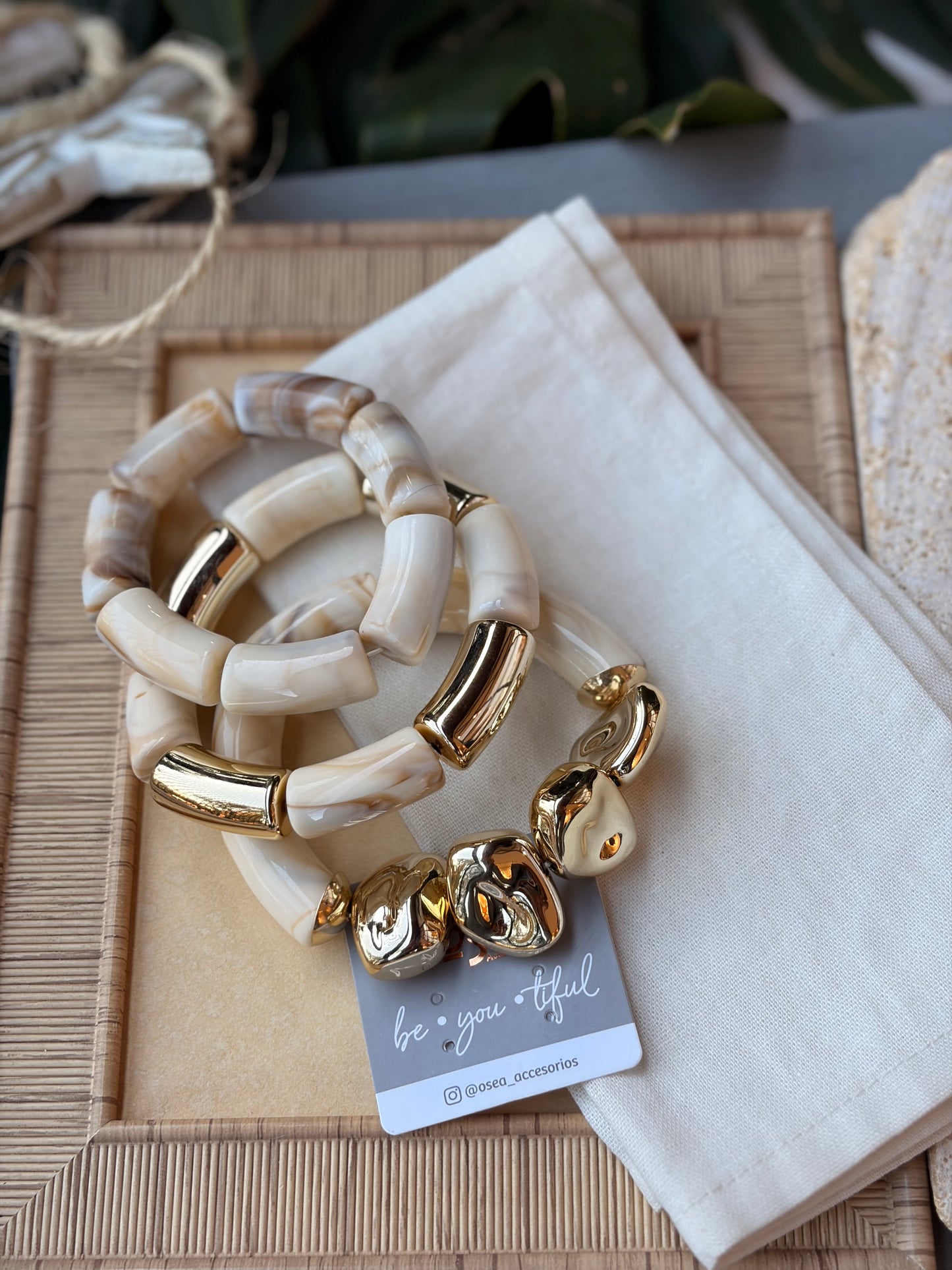 Set de pulseras en resina y fantasía fina