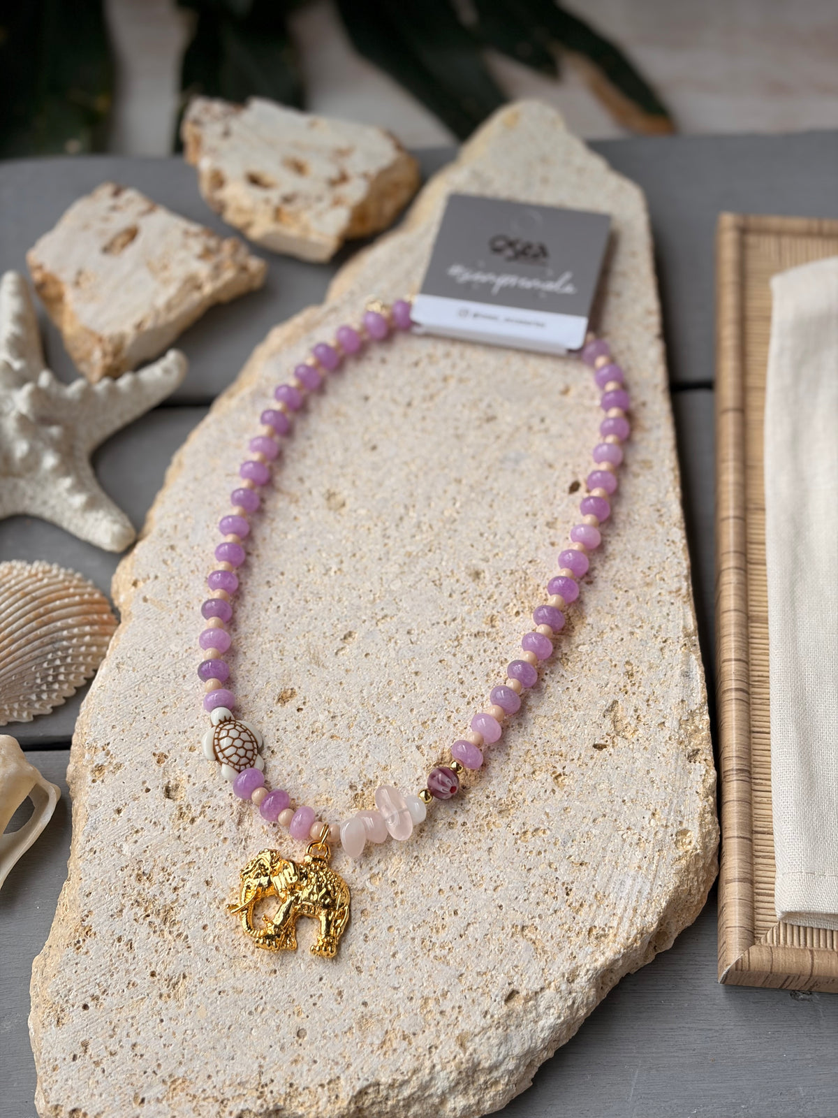 Collar en piedra natural y dije elefante 24k