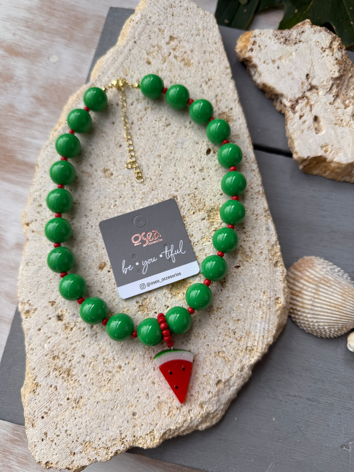 Collar bolas verdes y dije sandía