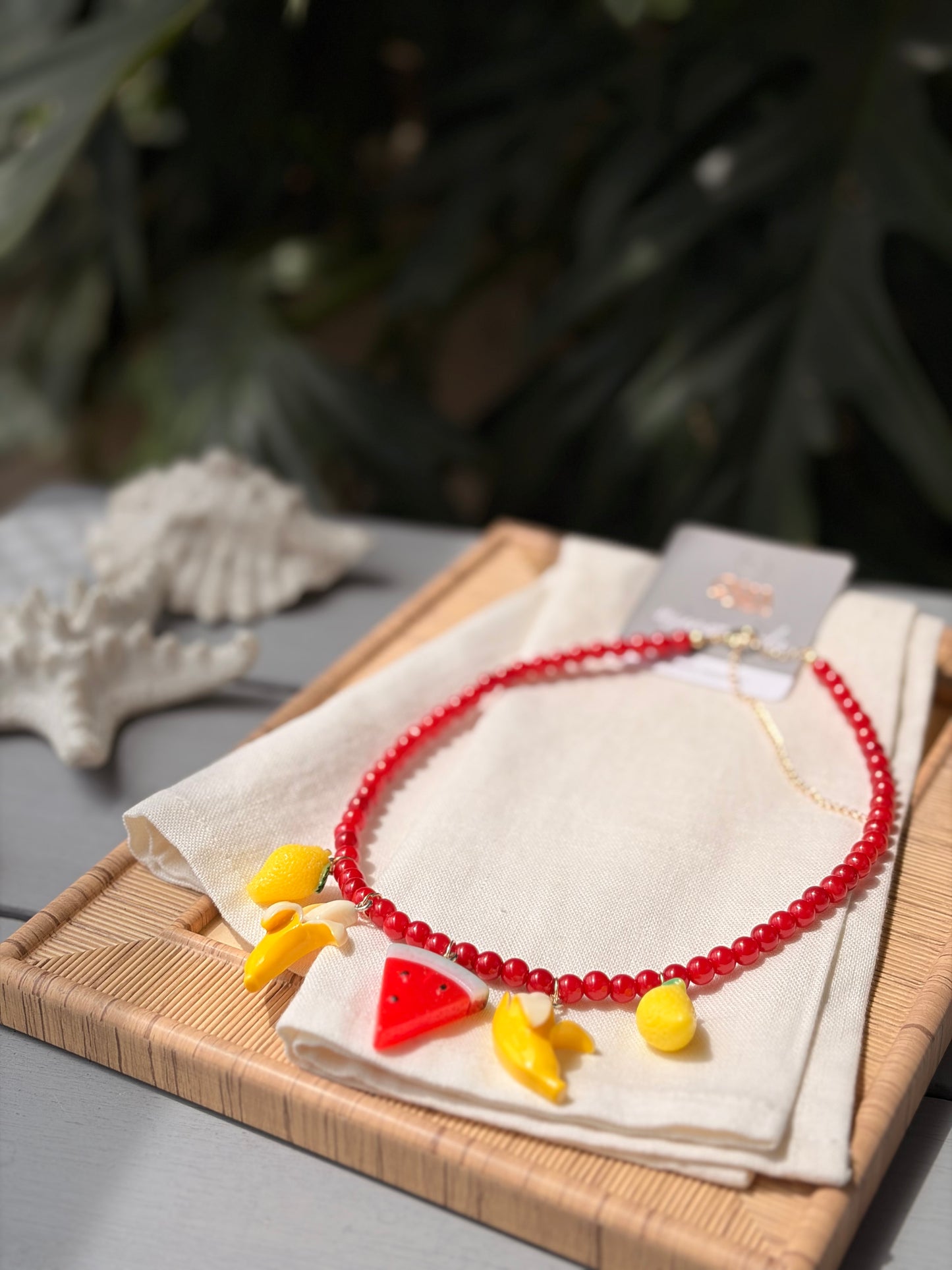Collar perlas rojas con dijes de frutas