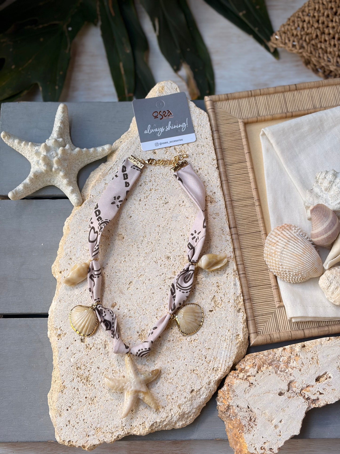 Collar de tela con dijes de playa