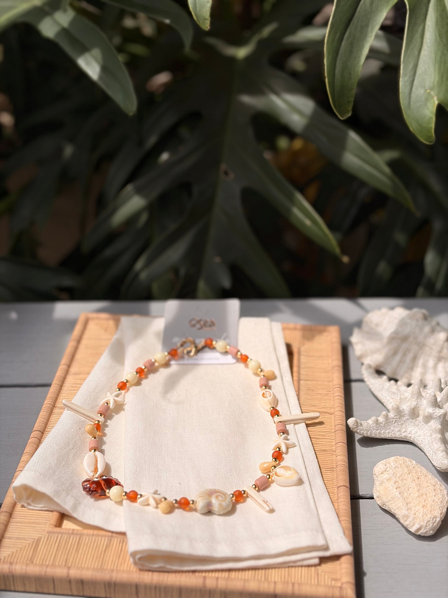 Collar corto playero conchas y estrellas tonos tierra