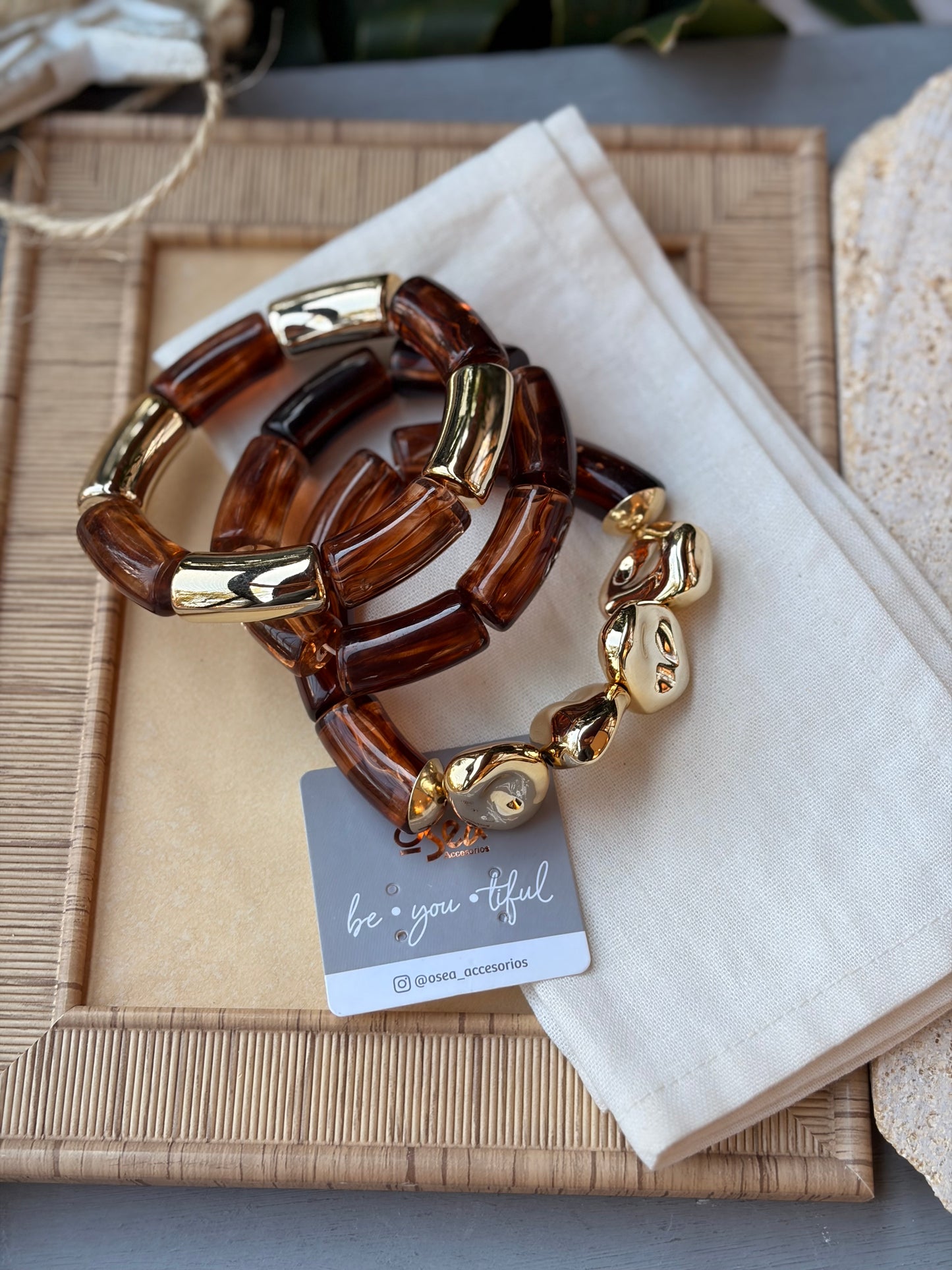 Set de pulseras en resina y fantasía fina