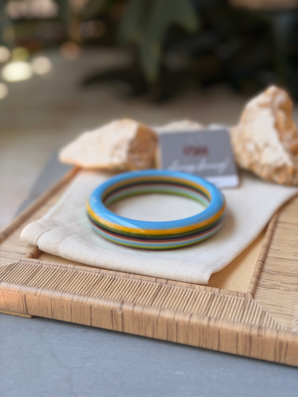Pulsera en resina multicolor