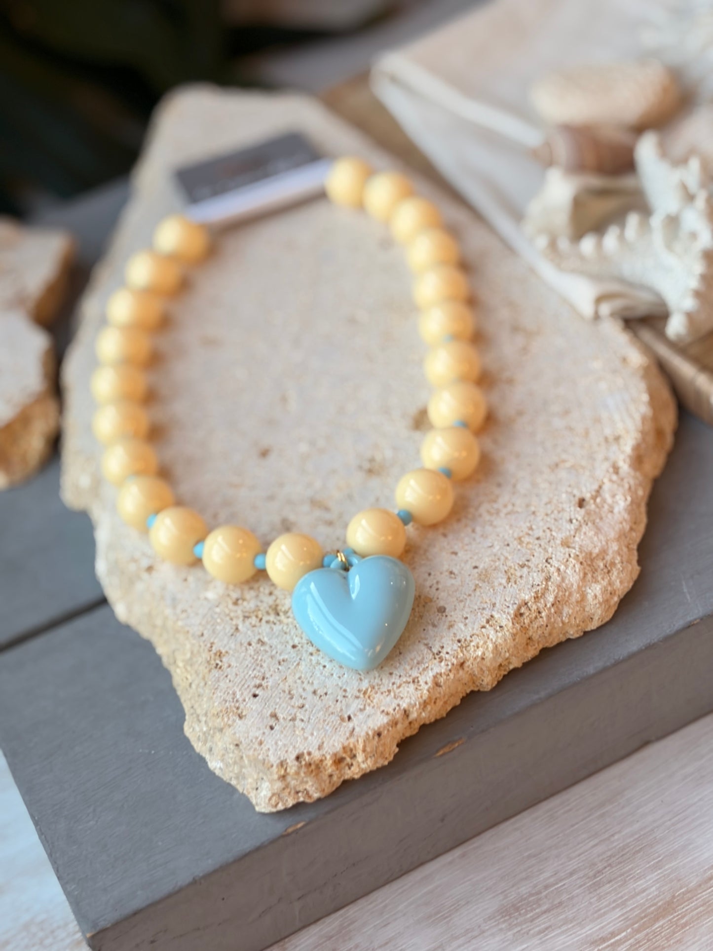 Collar bolas amarillo dije corazón