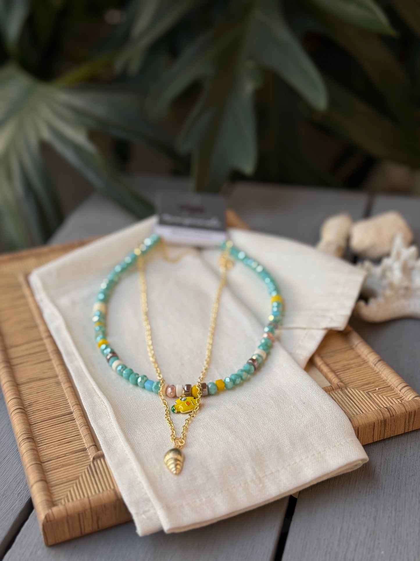 Collar doble piedras variadas cadena rodinada dije pez