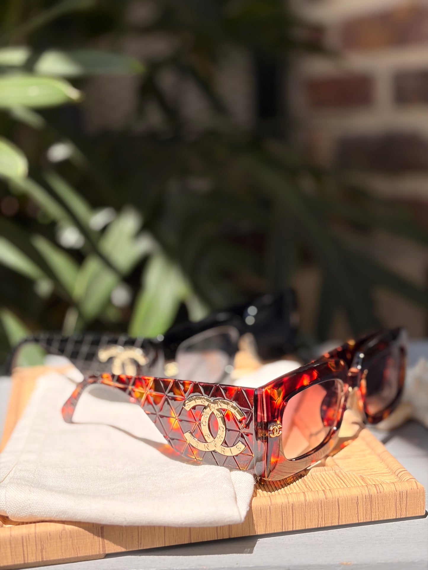 Gafas de sol en pasta aplique dorado