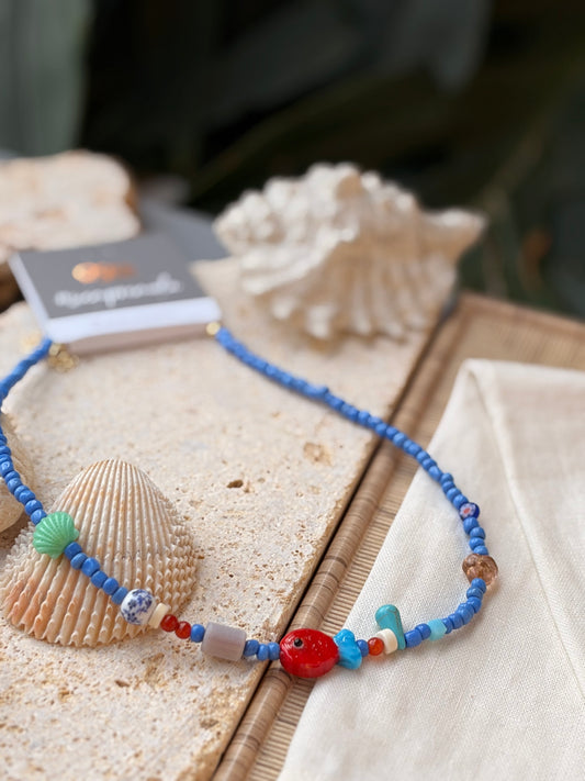 Collar corto mostacillas y dijes de playa y mar