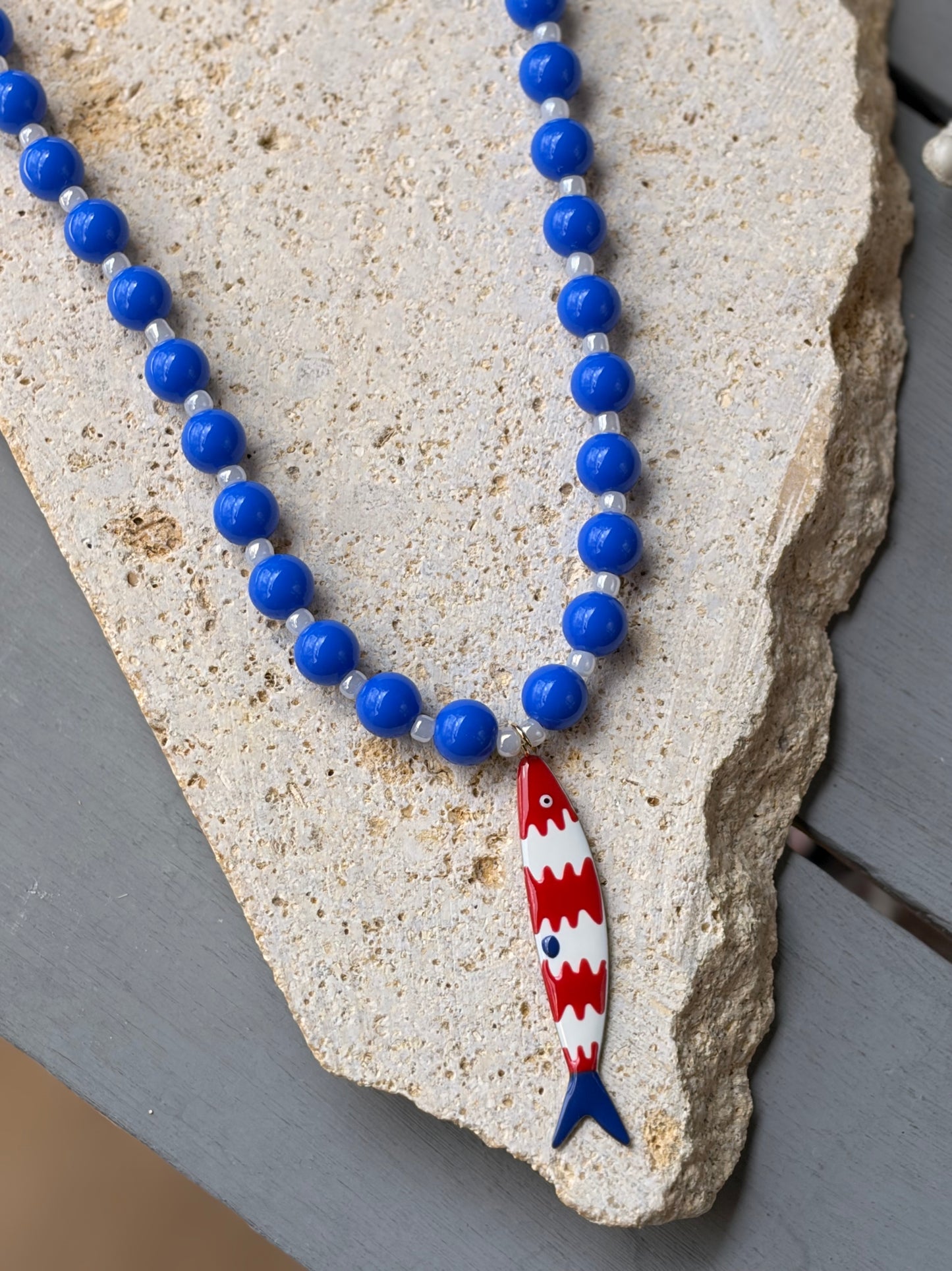 Collar bolas azules mostacillas dije pez