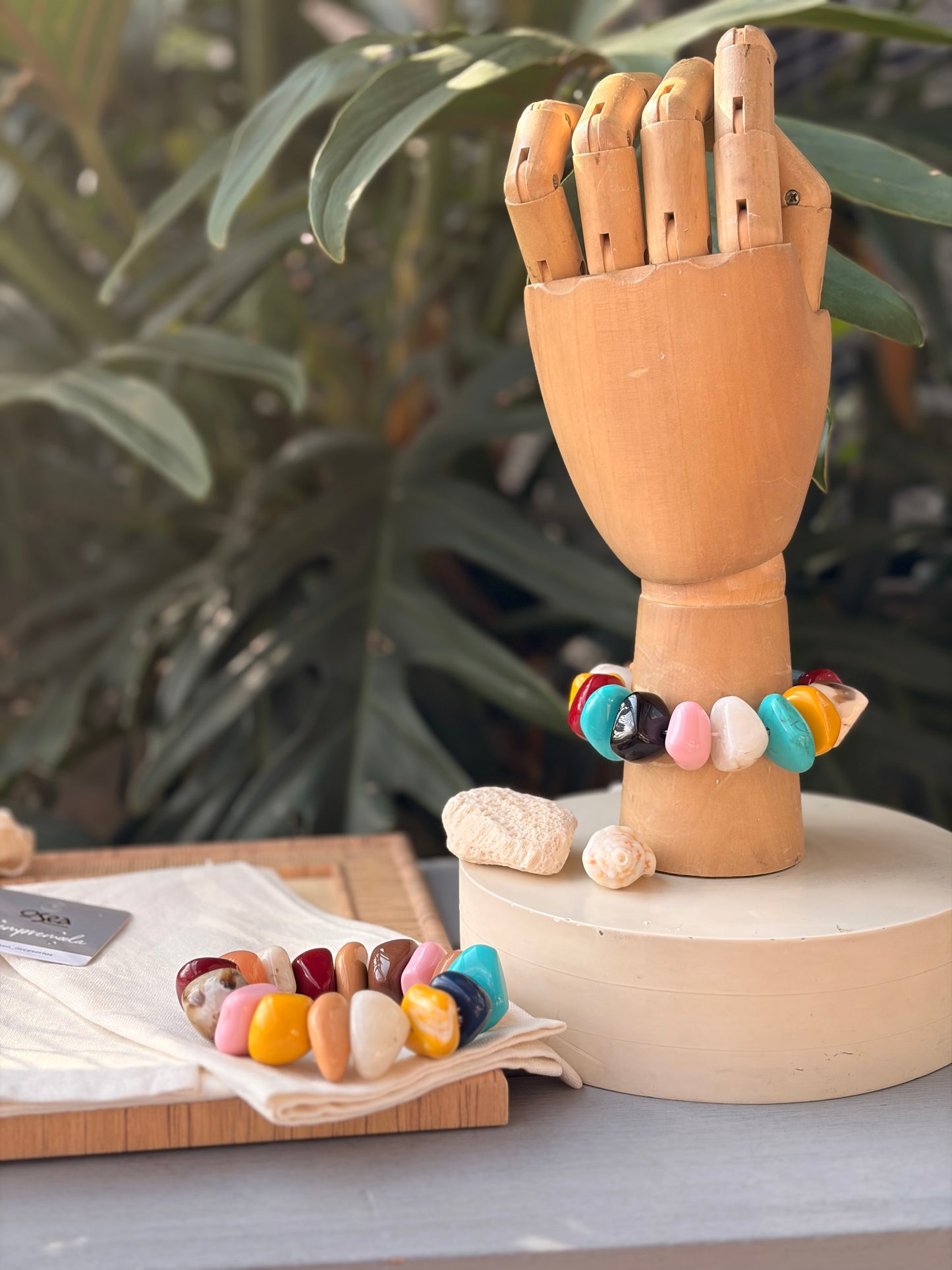 Pulsera resortada resina efecto piedras