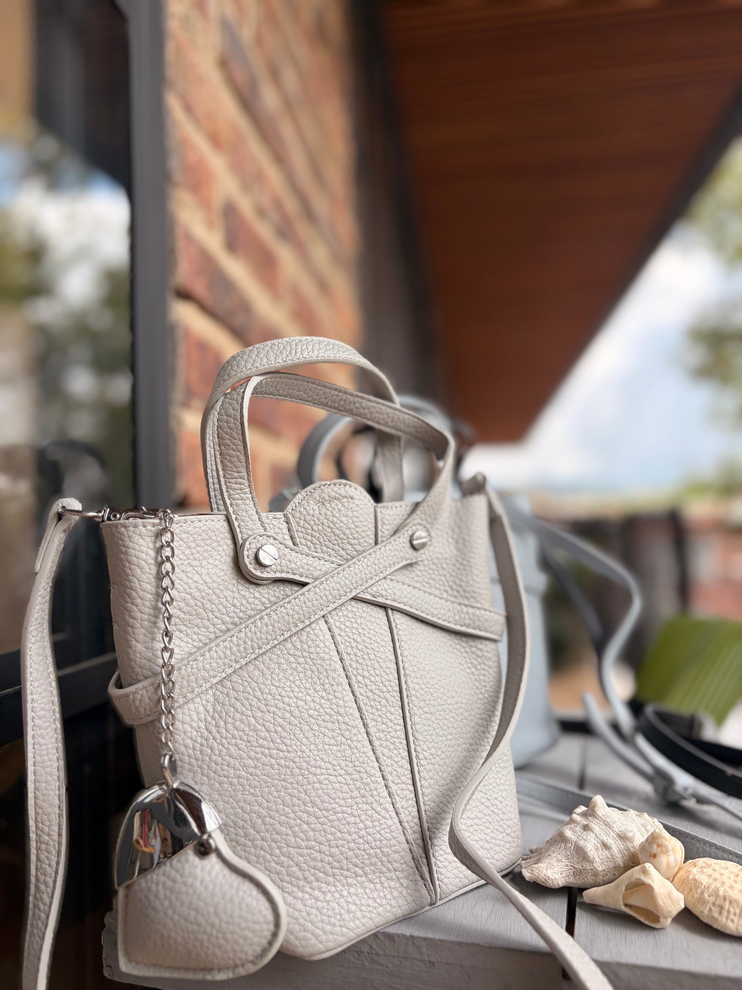 Bolso manos libres con llavero de corazón