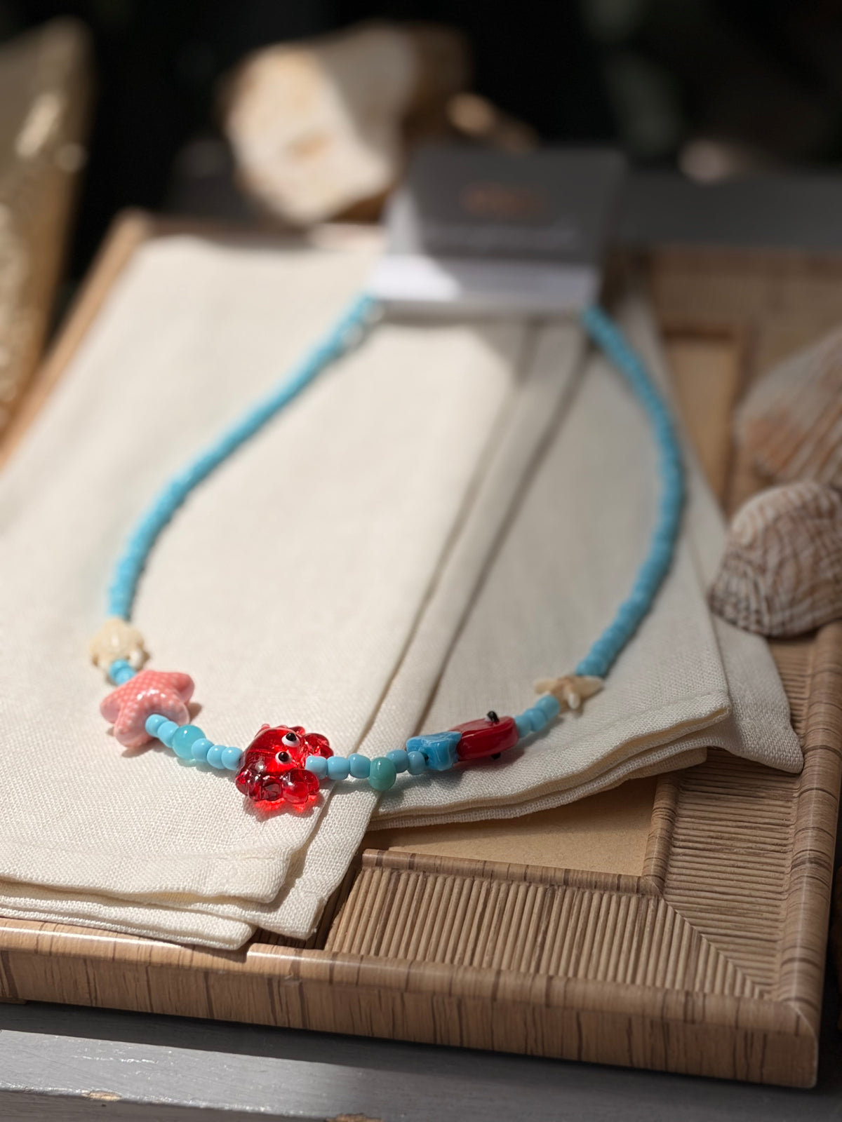 Collar chaquiras azul turquesa y dijes mar