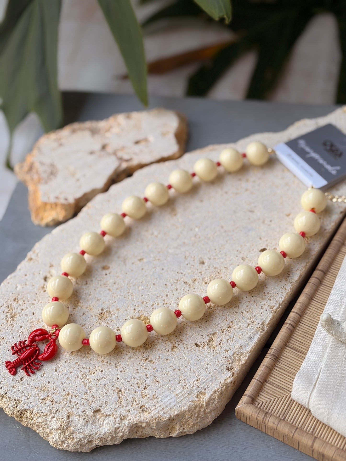 Collar bolas beige y mostacillas langosta roja