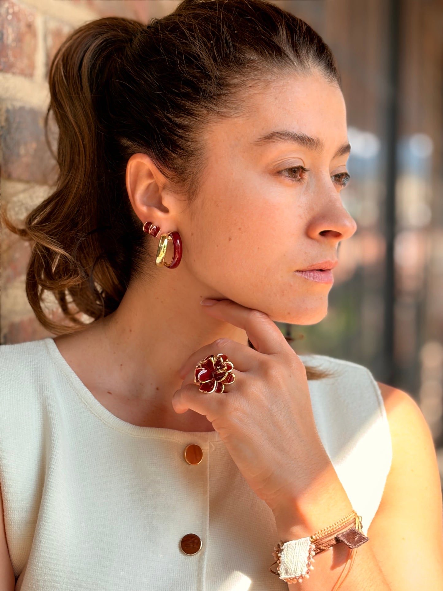 Anillo rodinado flor esmaltado vinotinto