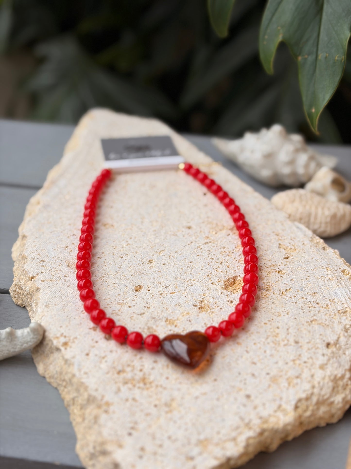 Collar corto bolas rojas pequeñas dije corazón tonos ámbar