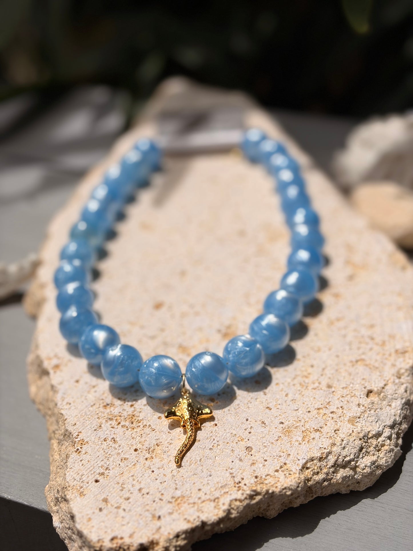 Collar bolas azul nácar dije mantarraya