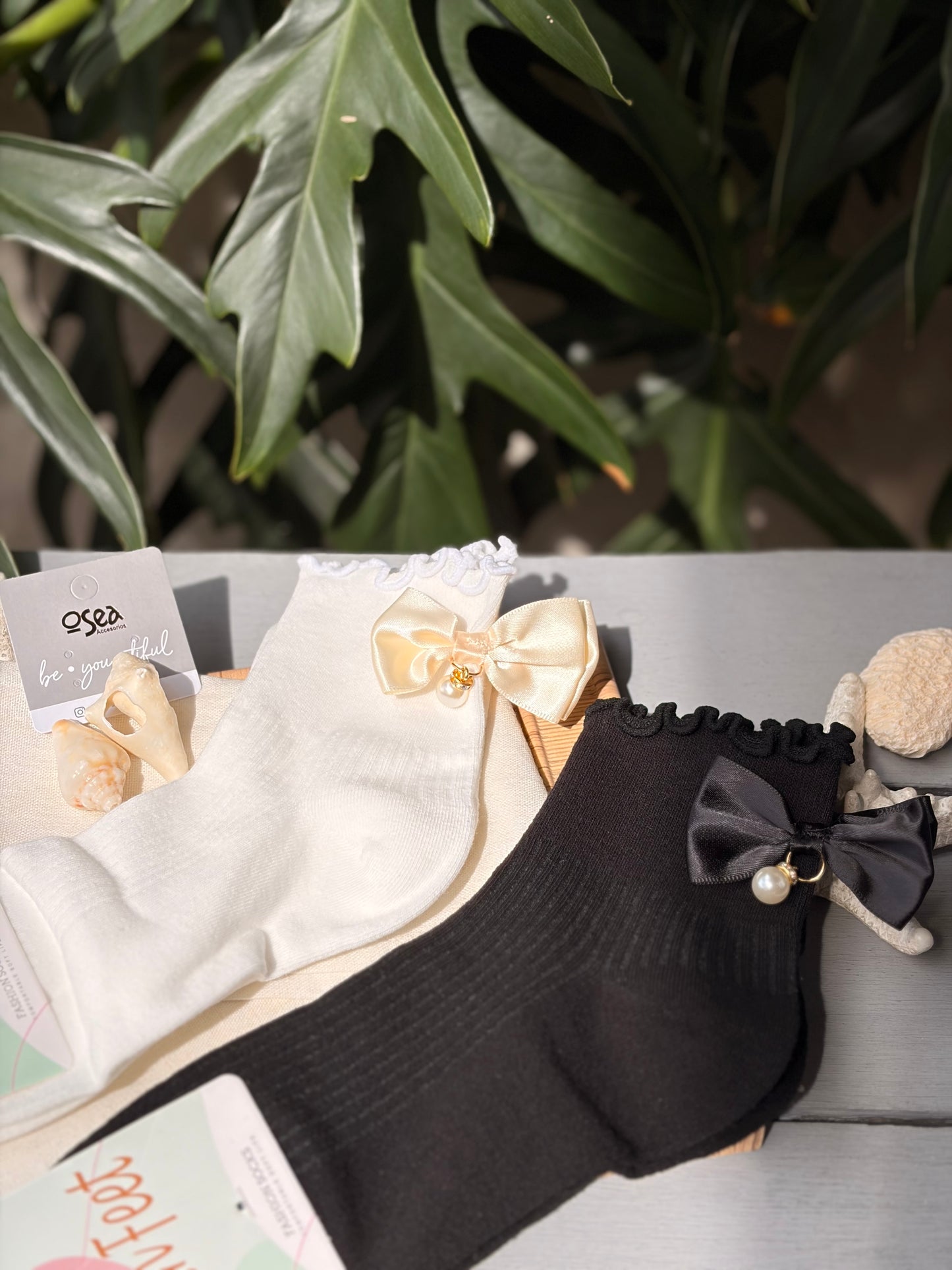 Medias con moño trasero y perla