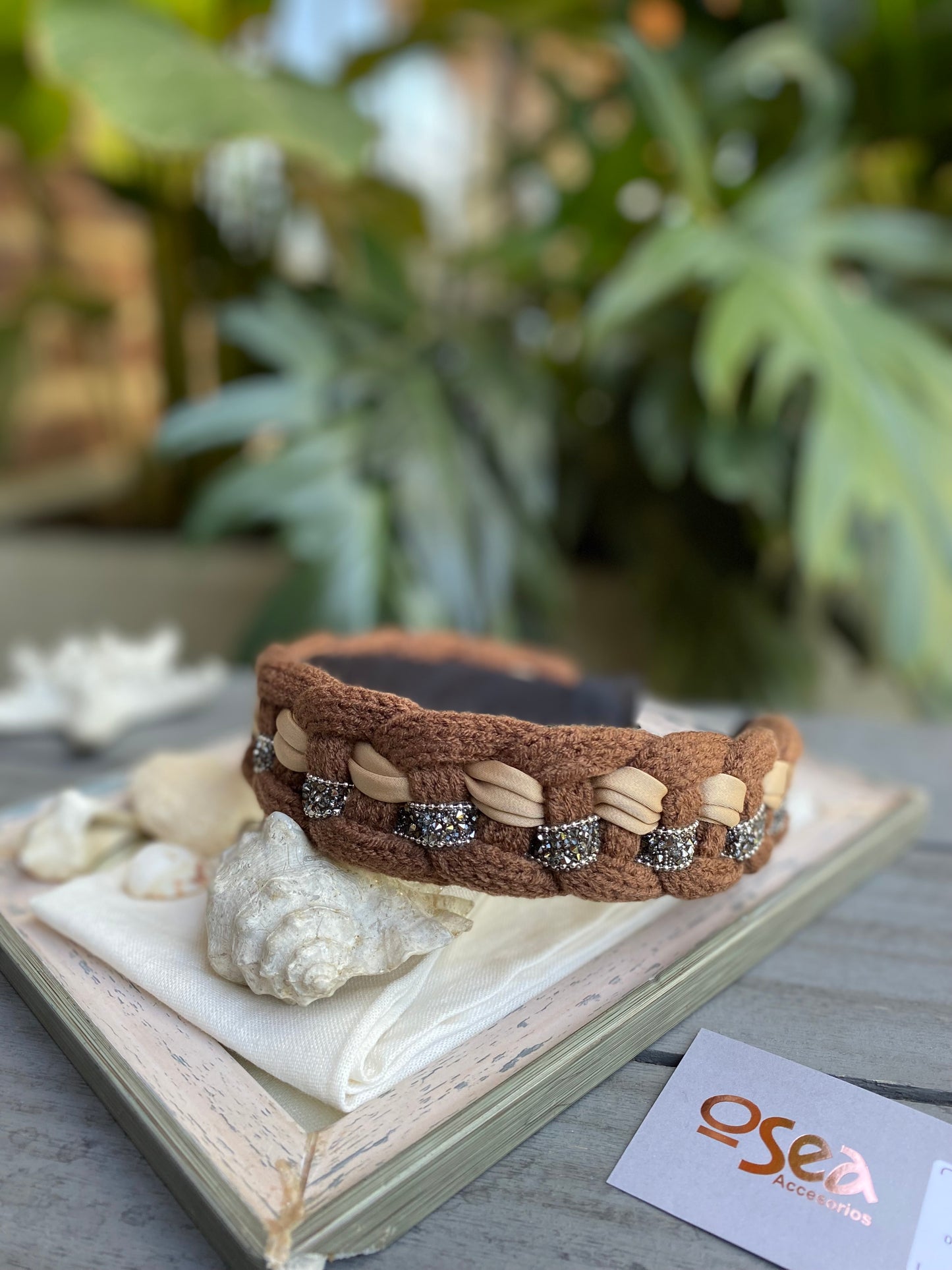 Diadema en croché con piedras entrelazadas