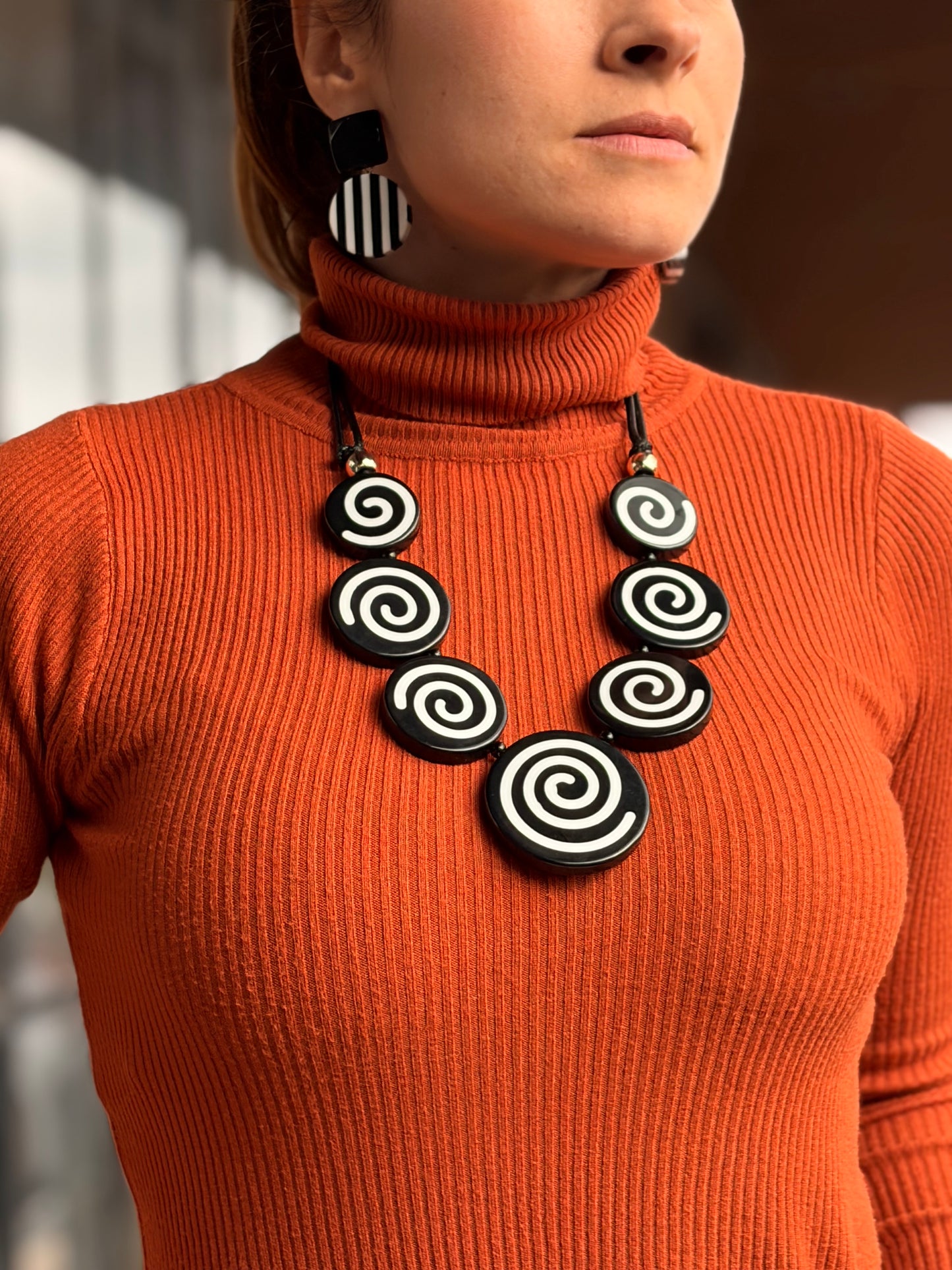 Collar cordón cuero resina espirales