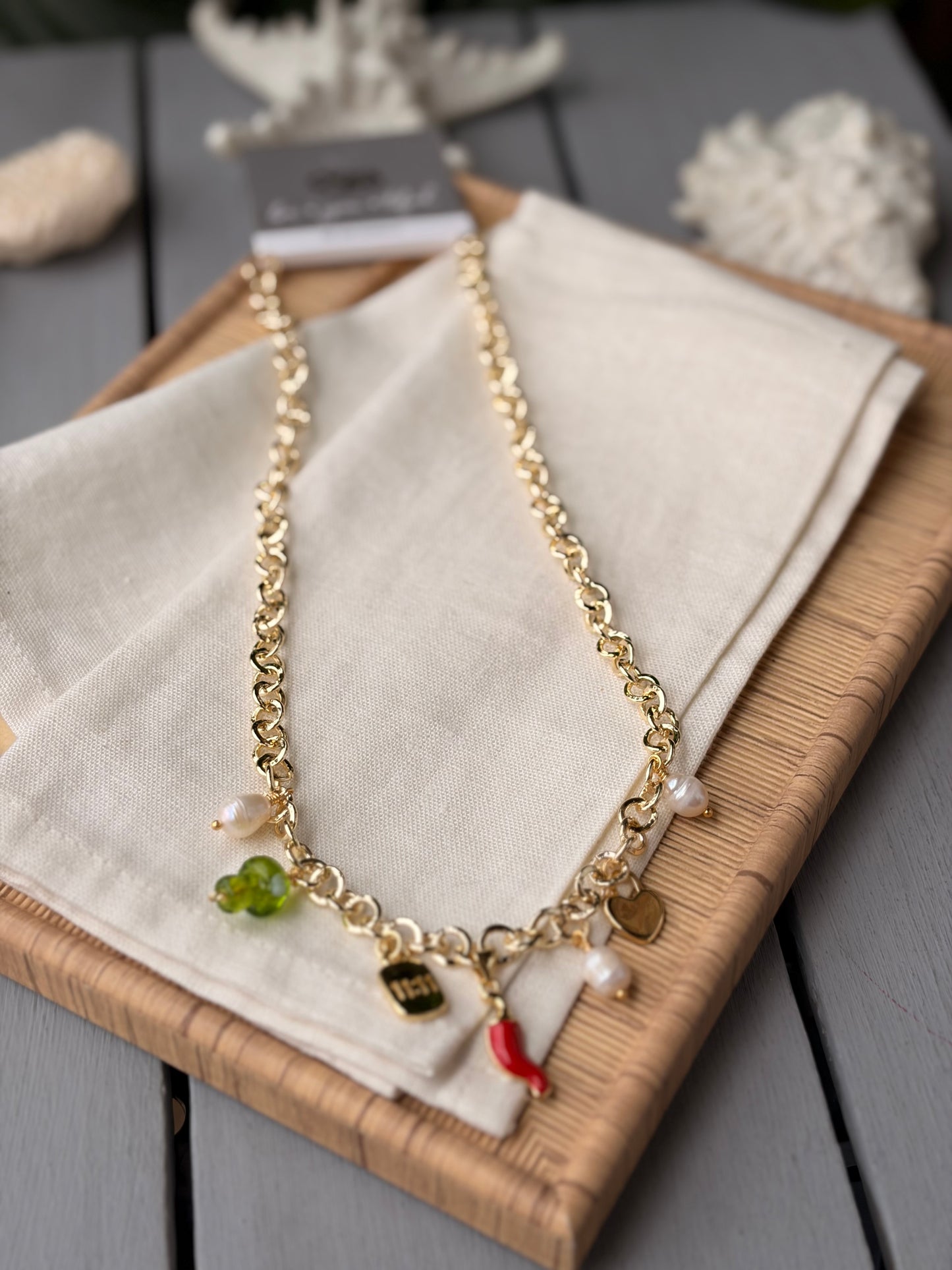 Collar rodinado con dijes variados