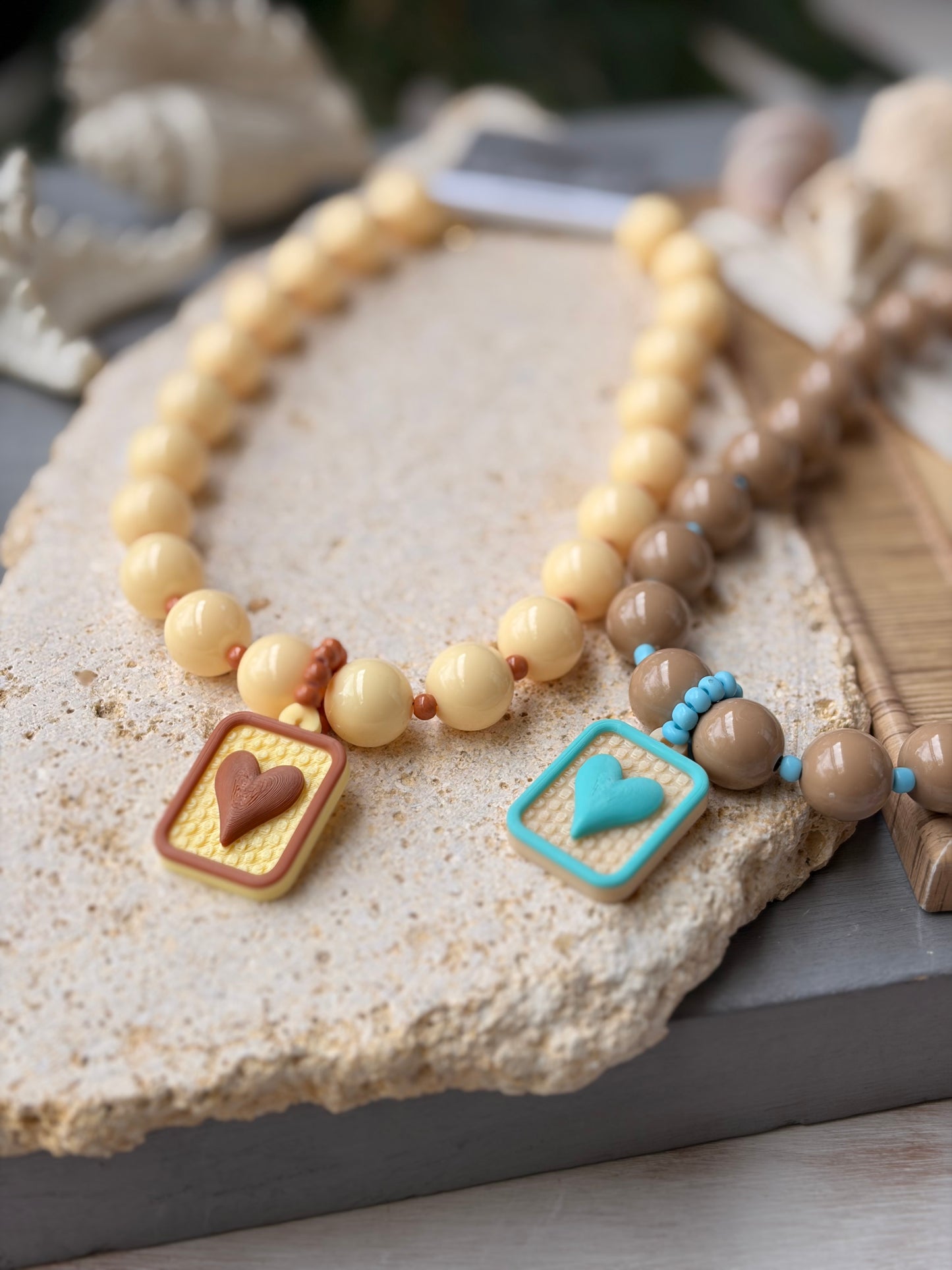 Collar bolas corazón enmarcado