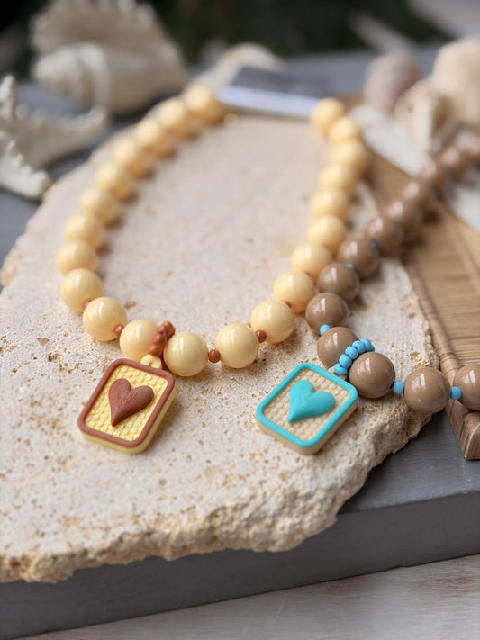 Collar bolas corazón enmarcado