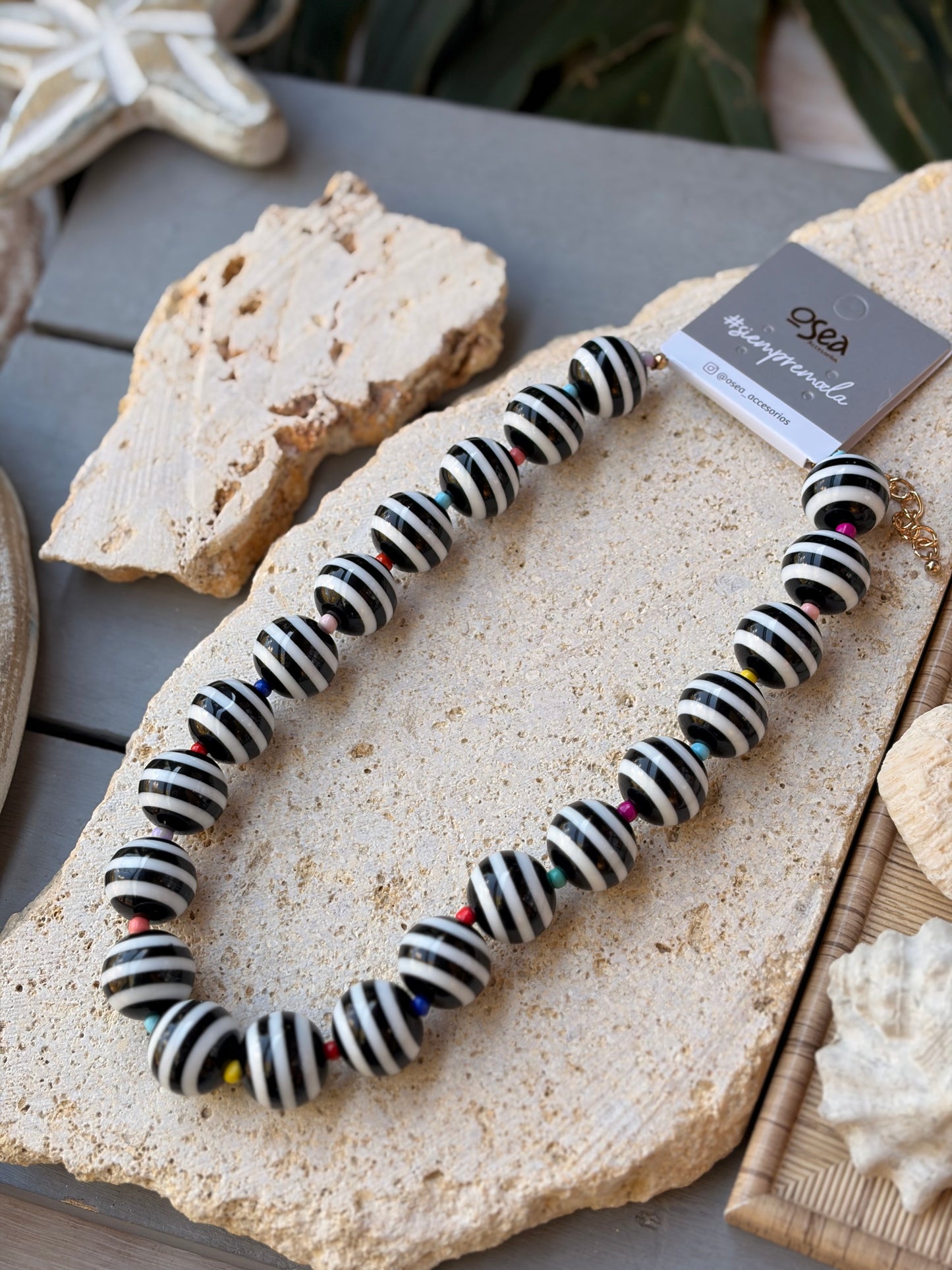 Collar bolas en resina rayas y mostacillas