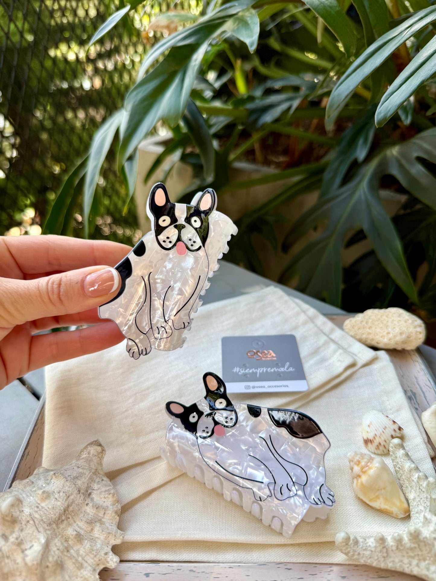 caimán nácar forma de perro pug hairclip