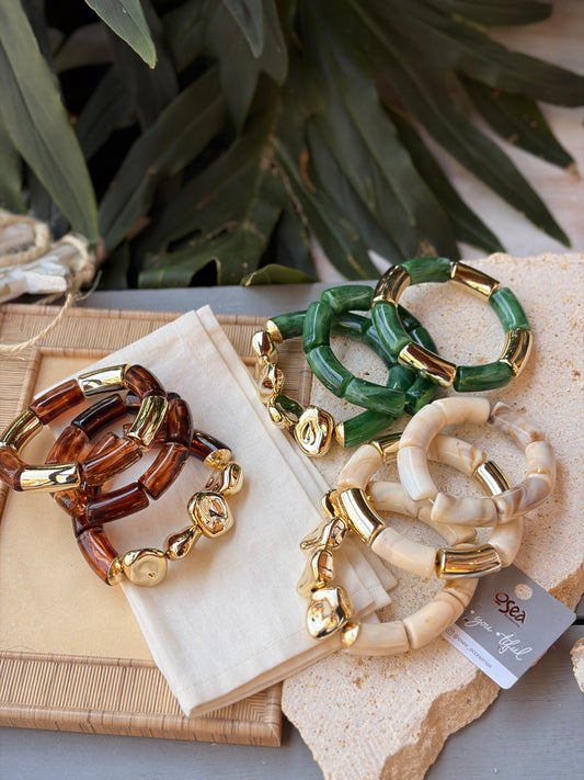 Set de pulseras en resina y fantasía fina