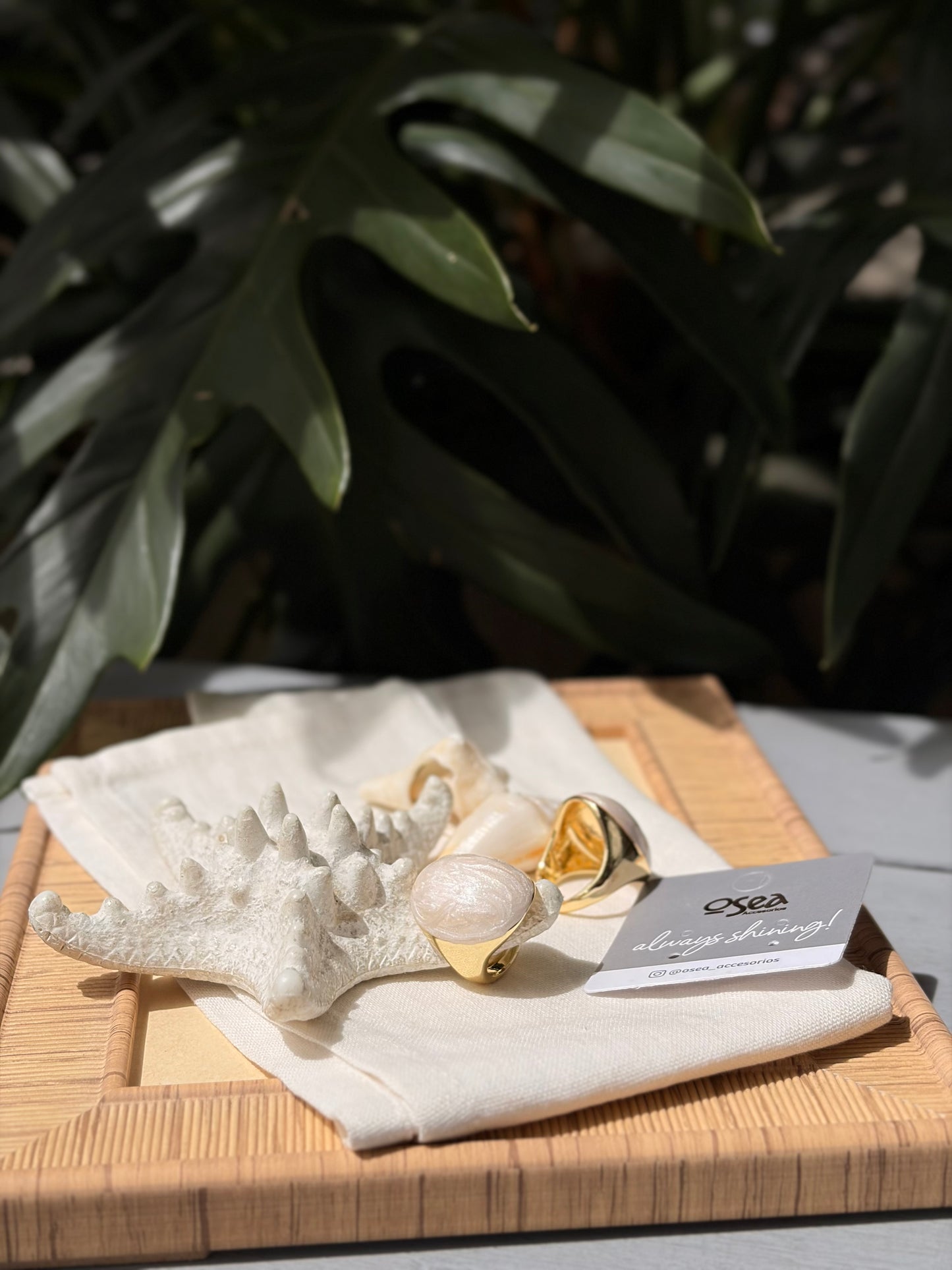 Anillo ovalado efecto nácar