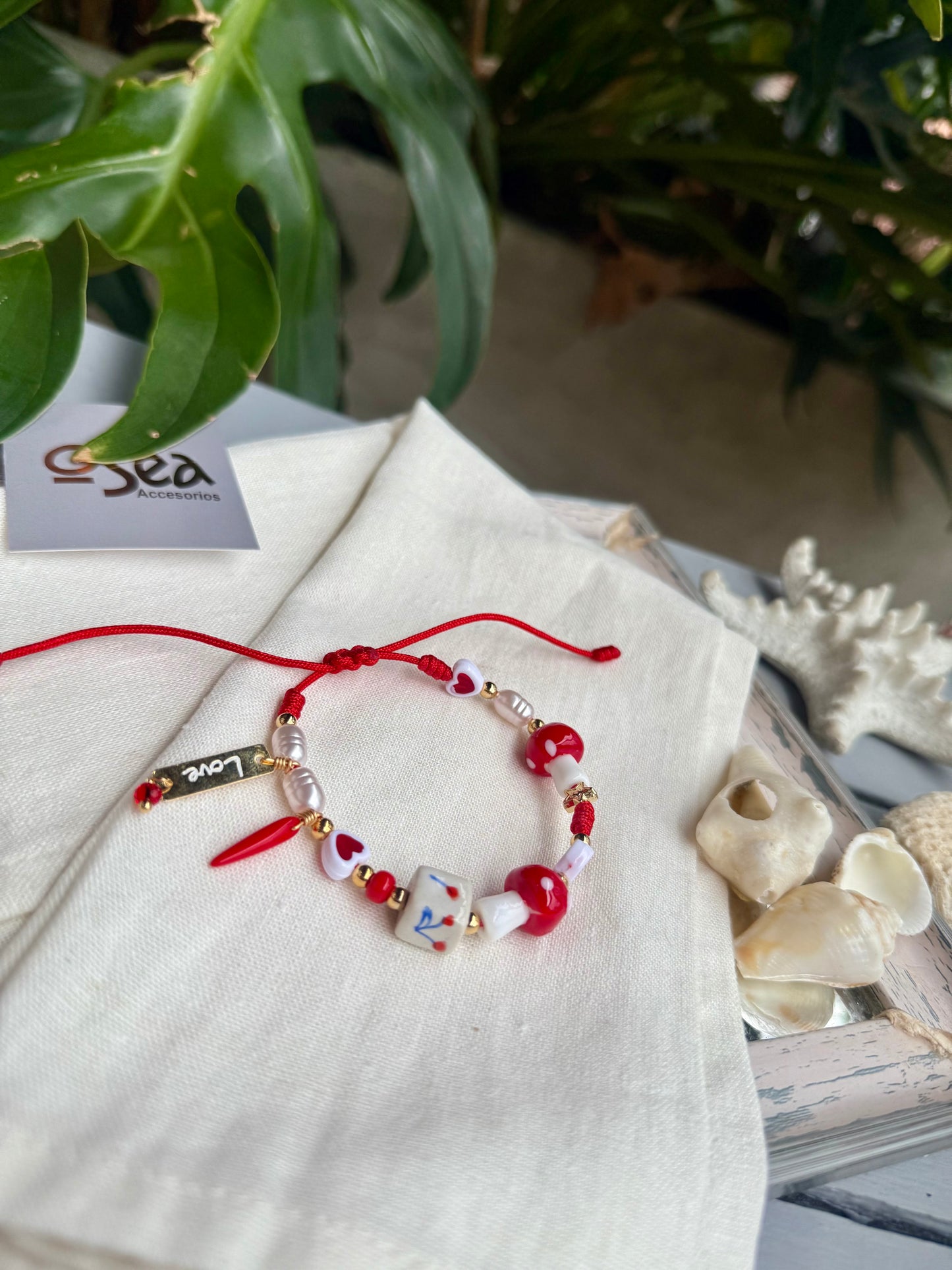Pulsera en hilo hongos y corazones