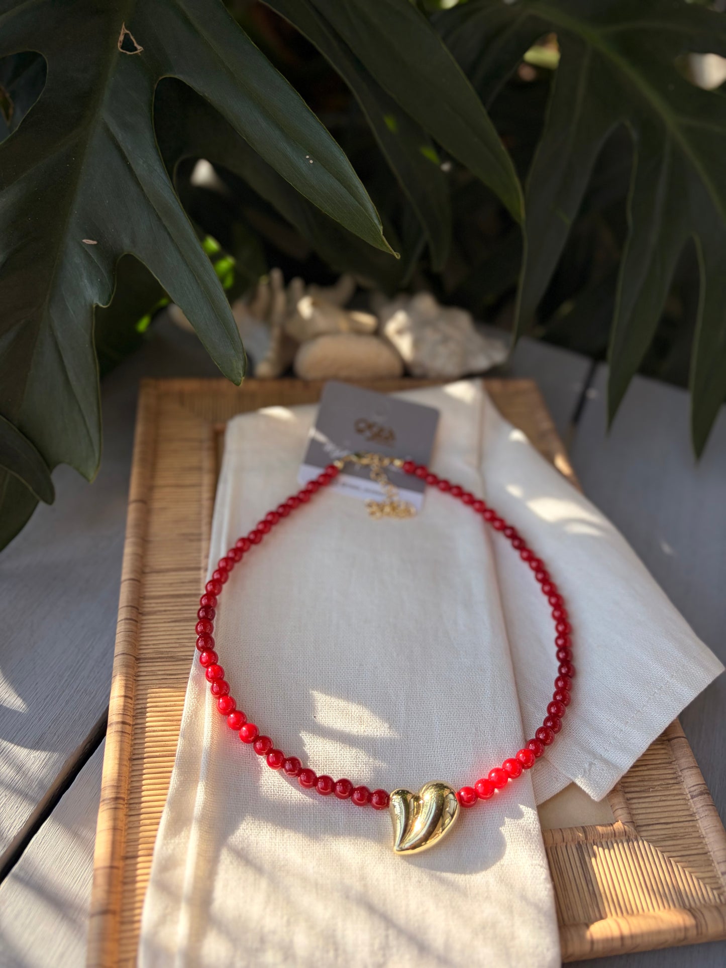 Collar perlas rojas dije corazón rodinado