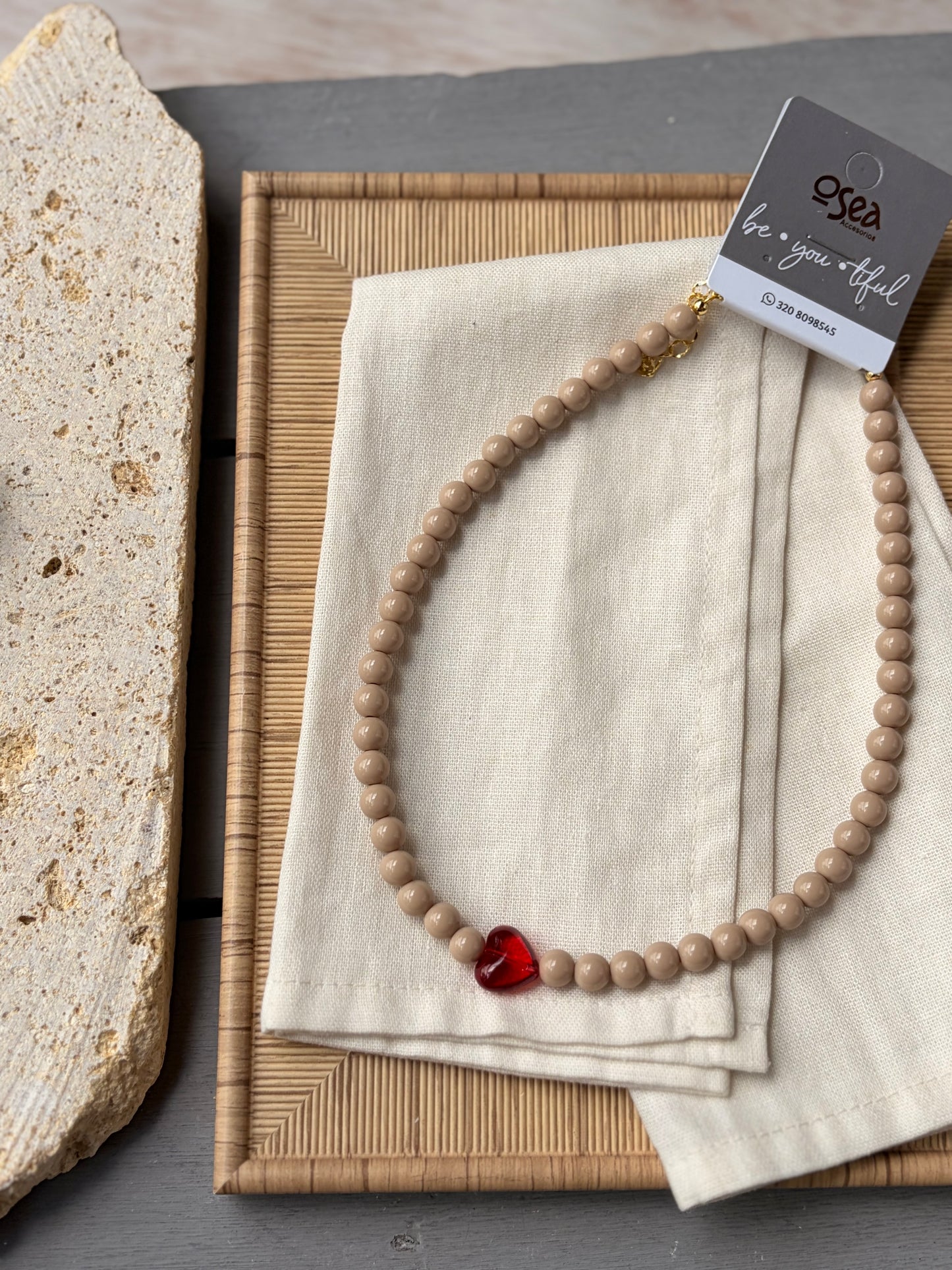 Collar bolas pequeñas beige dije corazón rojo