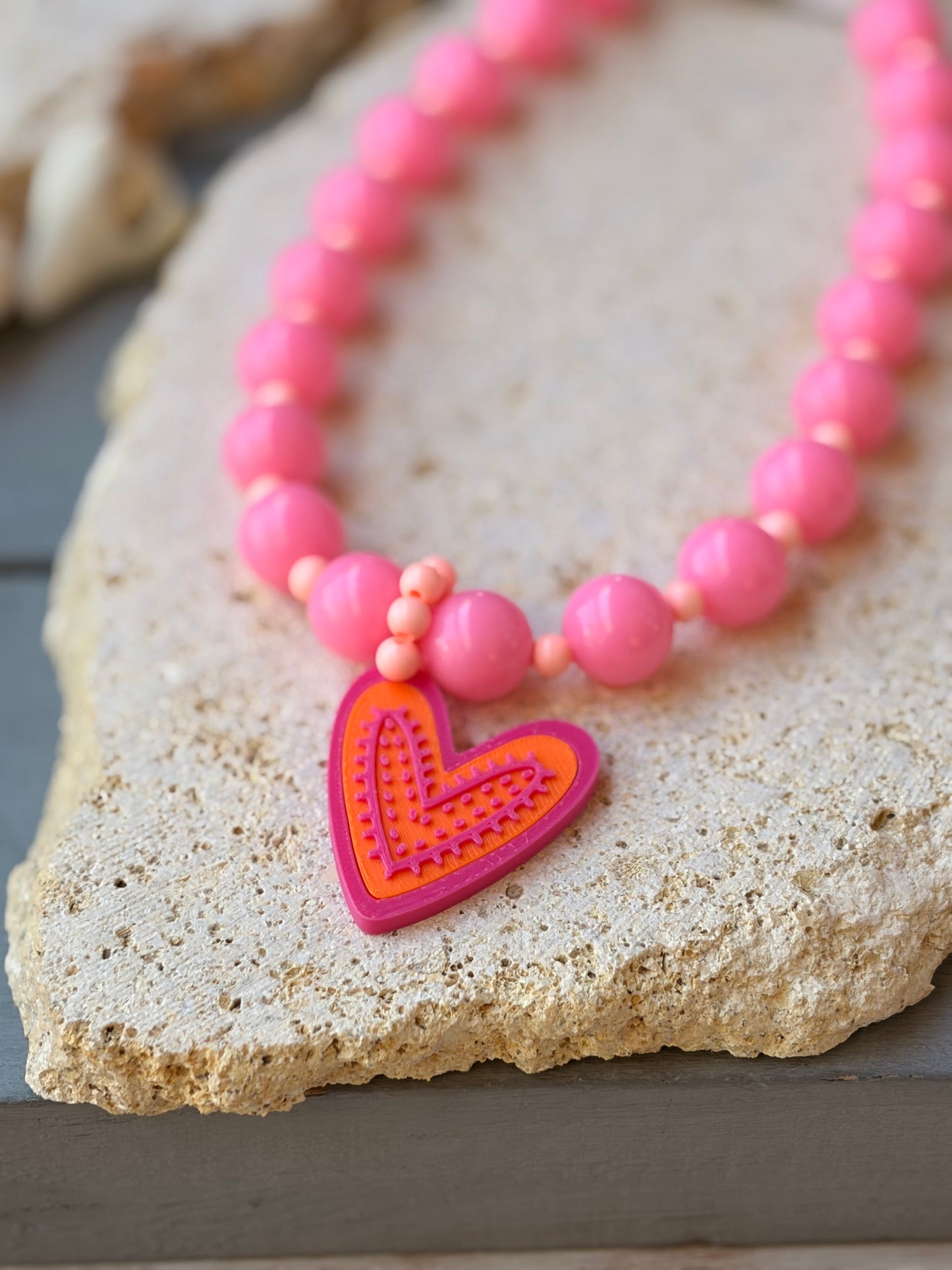 Collar bolas, mostacillas dije corazón relieve