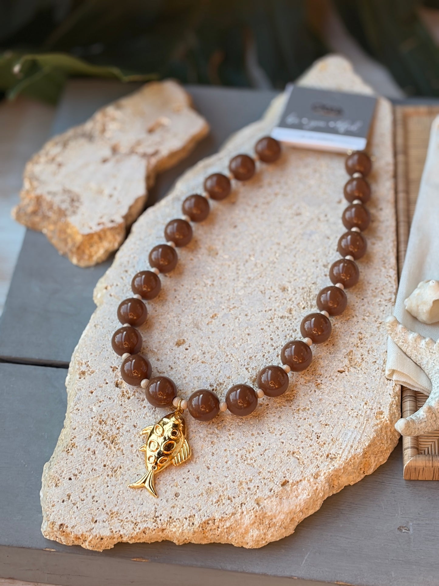 Collar bolas café dije pez 24k