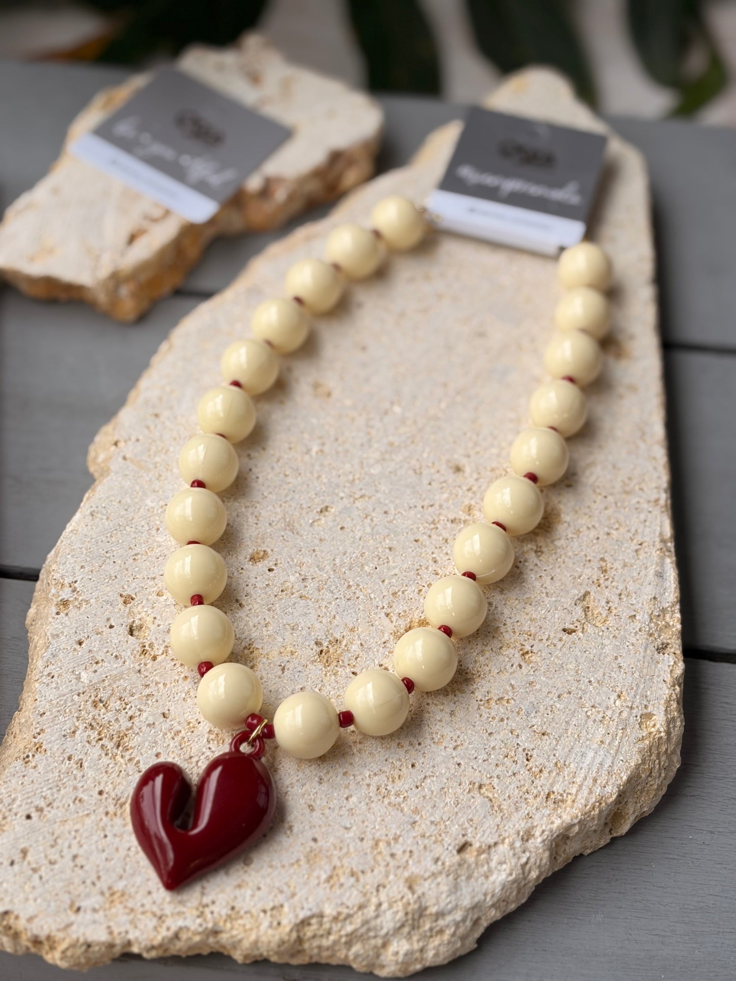 Collar bolas beige dije corazón