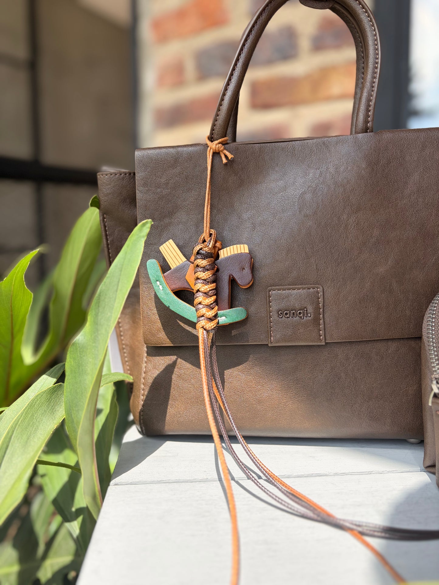 Bolso tipo cuero con detalle