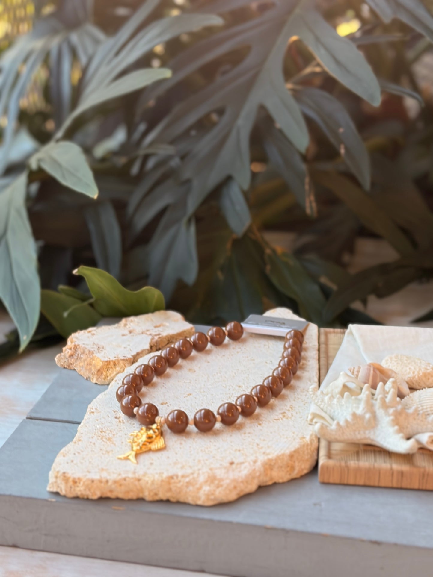 Collar bolas café dije pez 24k