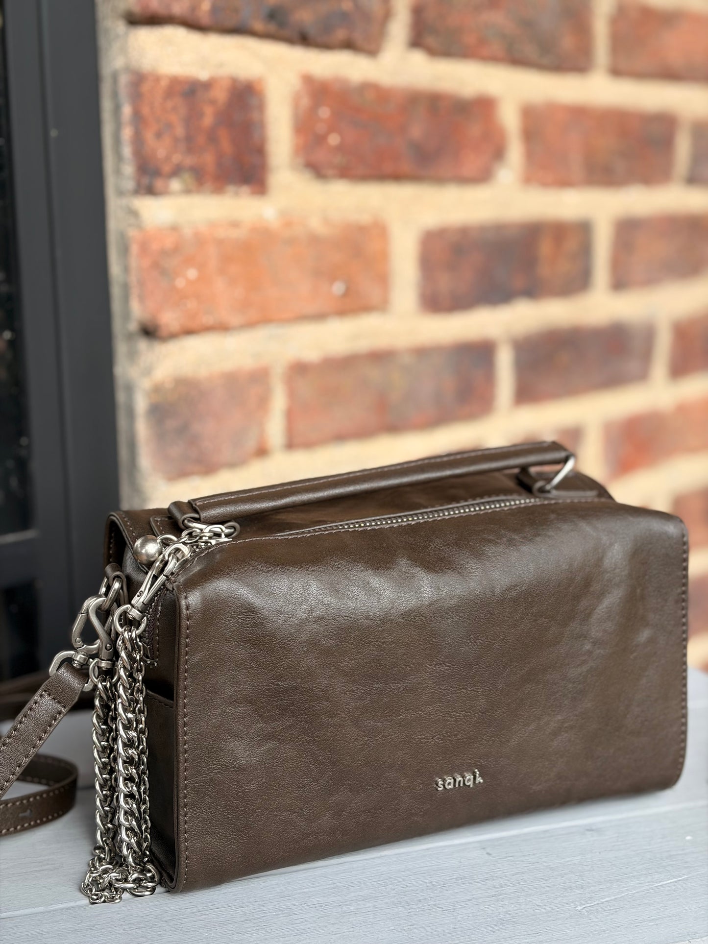 Bolso manos libres tipo baúl