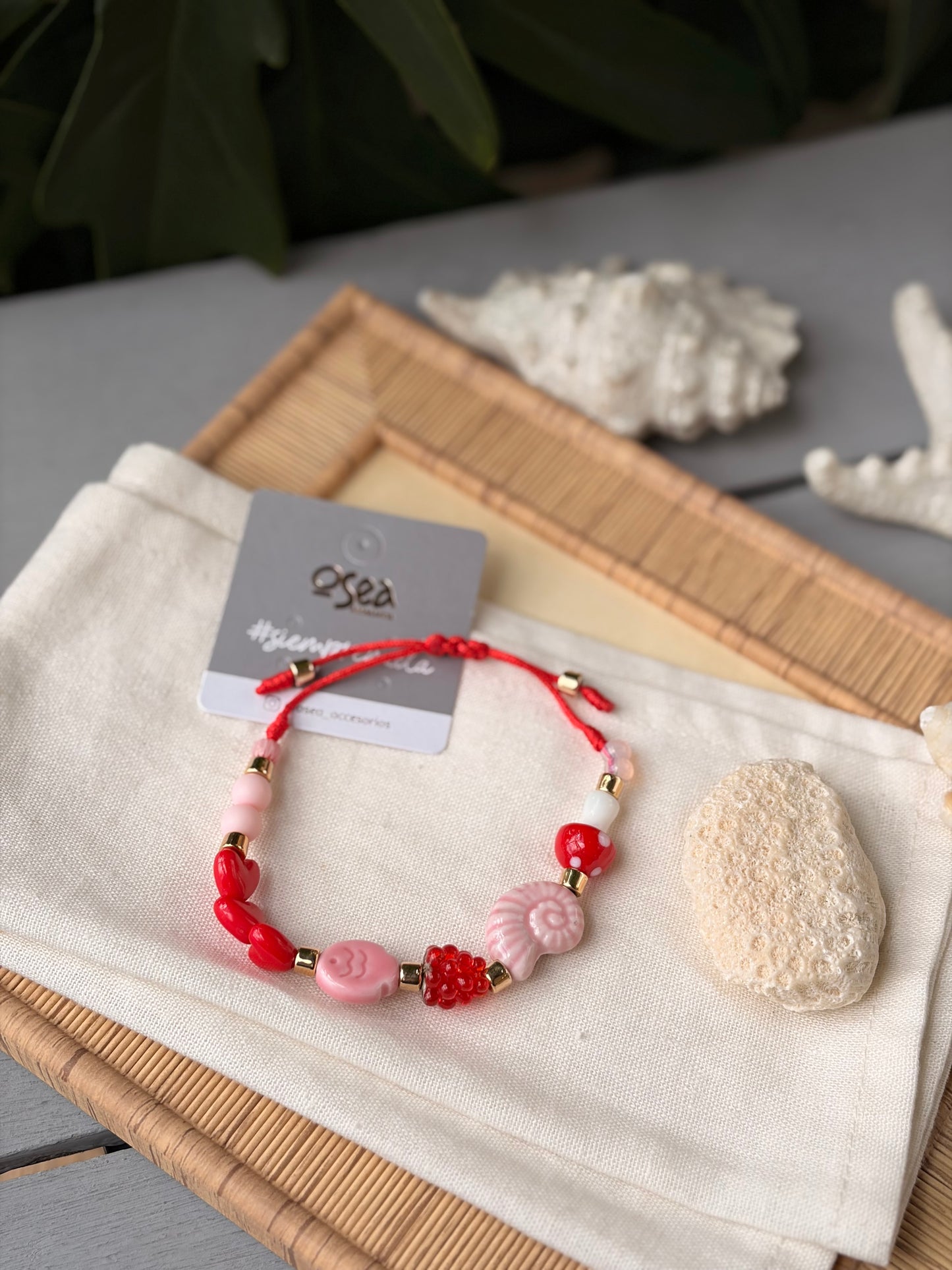 Pulsera hilo dijes rojos y rosados