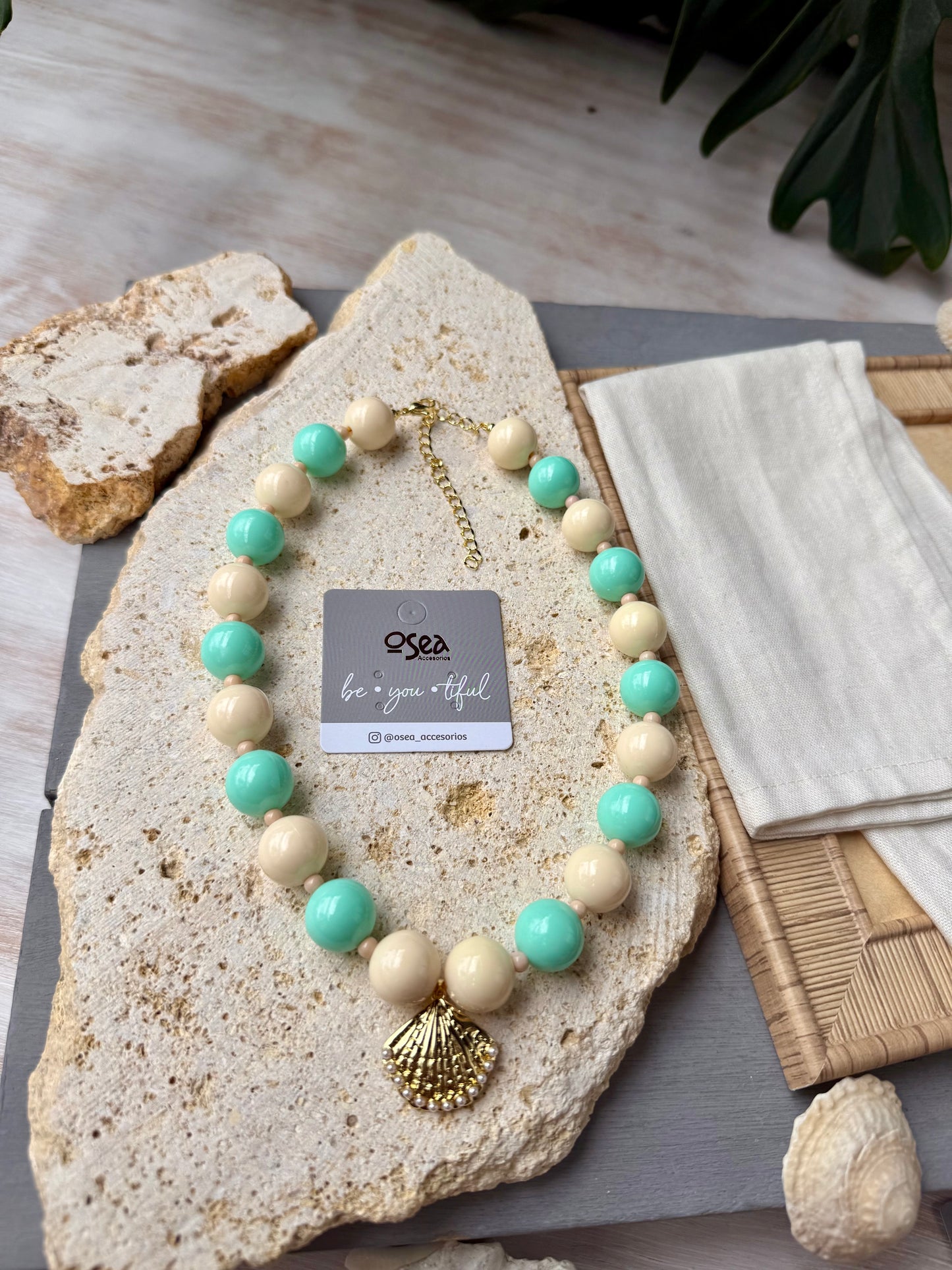 Collar bolas bicolor dije concha rodinado