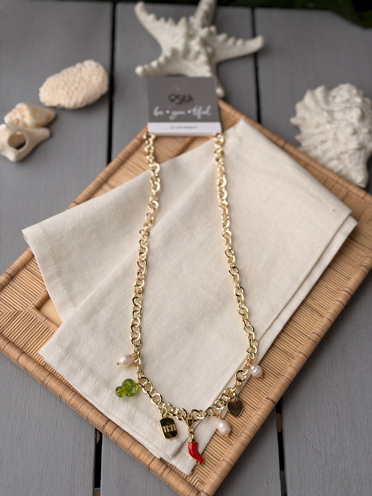 Collar rodinado con dijes variados