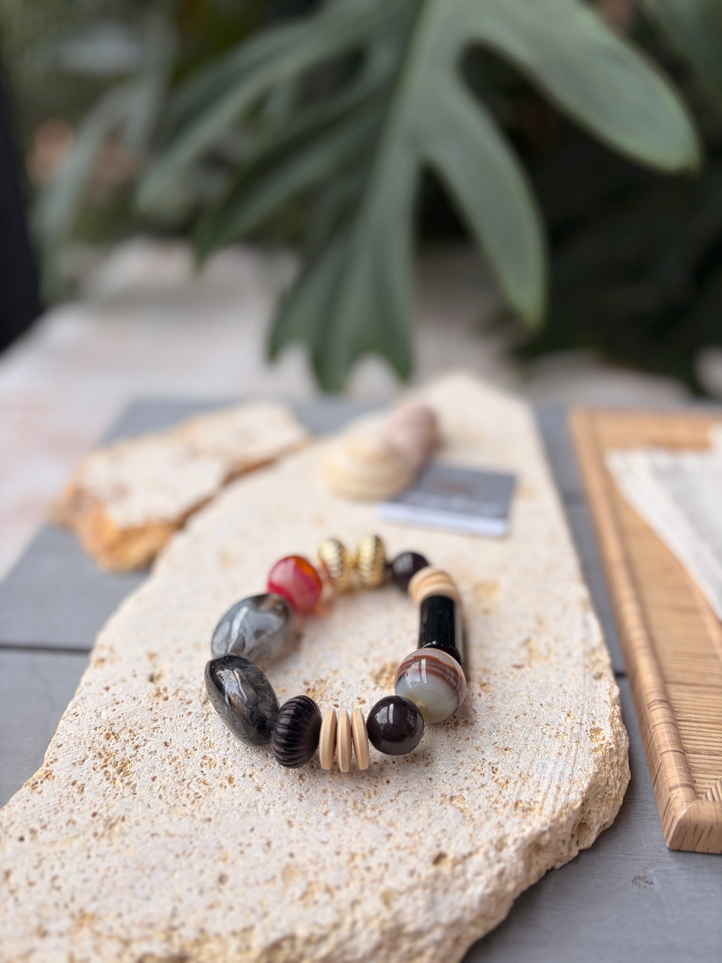 Pulsera elástica en resina y fantasía