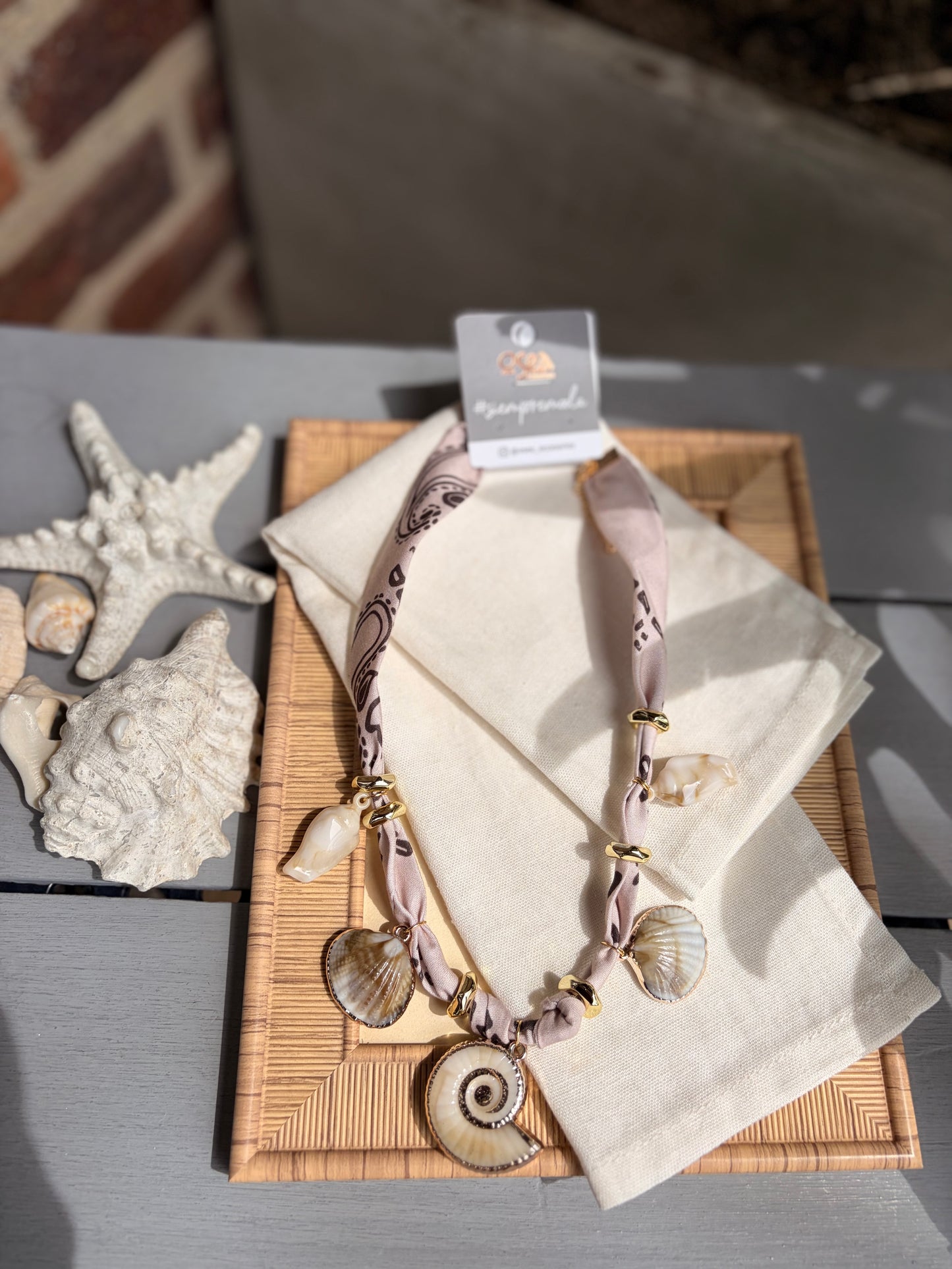 Collar de tela con dijes de playa