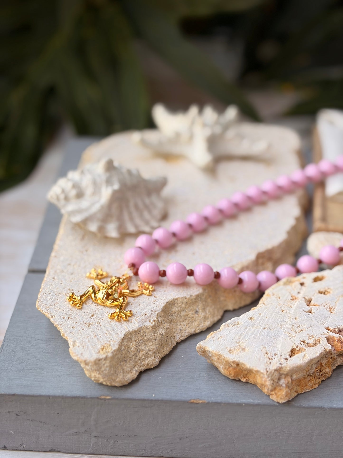 Collar bolas medianas rosadas dije rana 24k