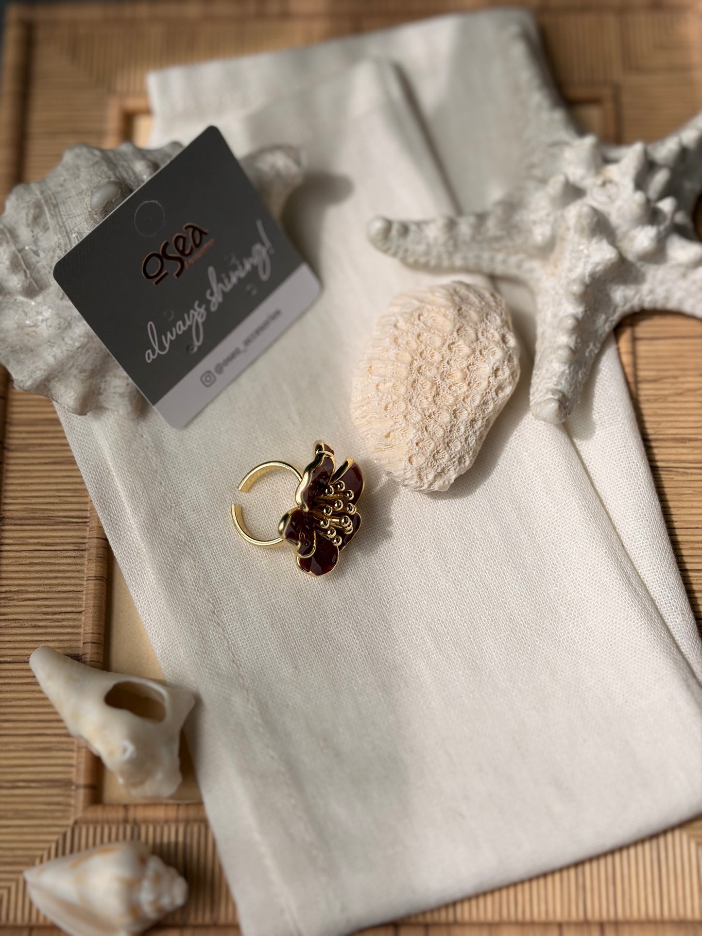 Anillo rodinado flor destello resina vinotinto